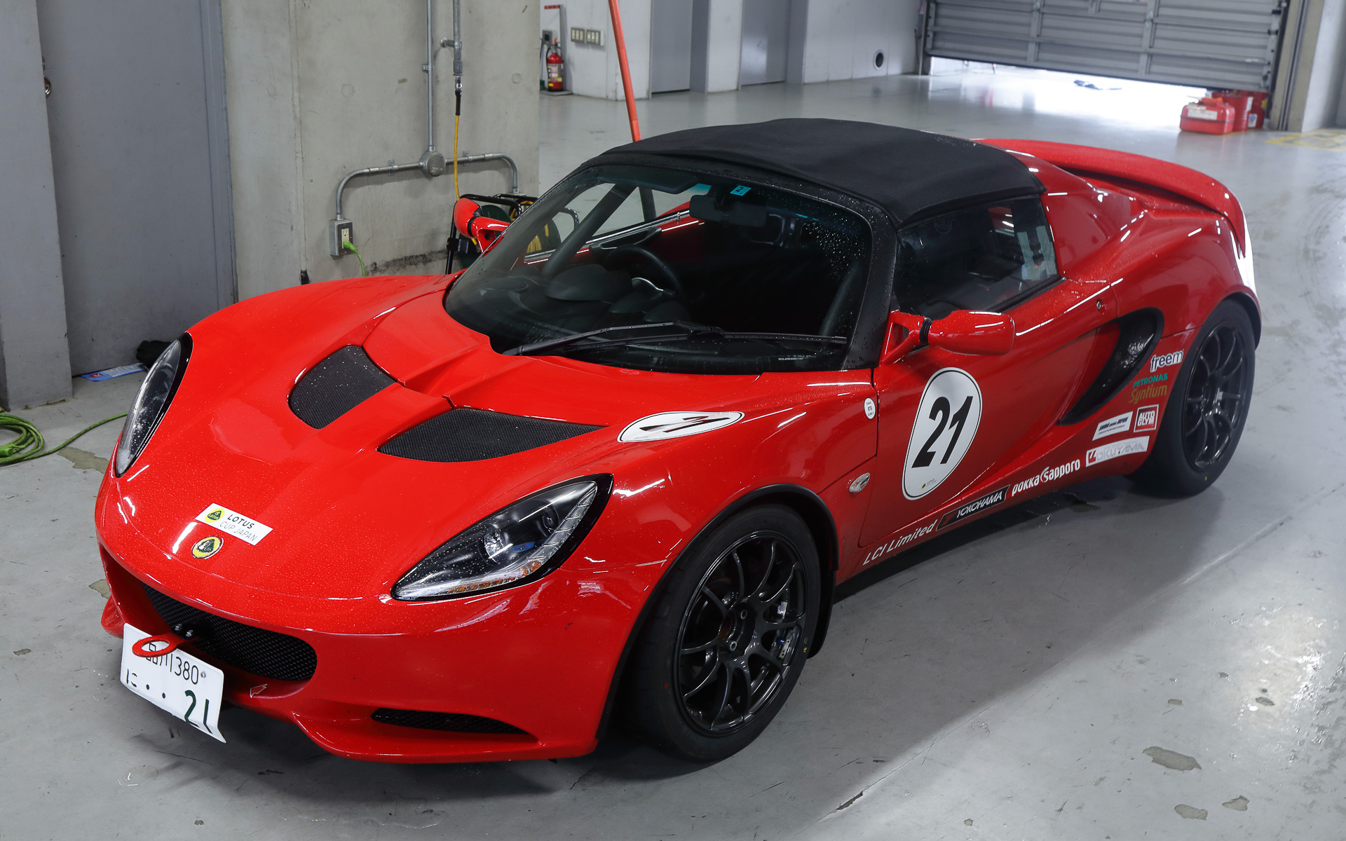 ロールケージが装着されるものの、普通のエリーゼと大きく変わらない