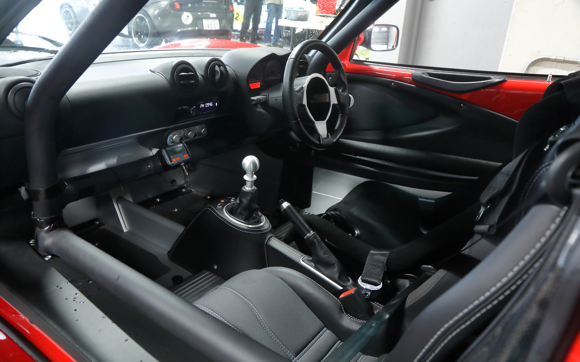 ロールケージが装着されるものの、普通のエリーゼと大きく変わらない