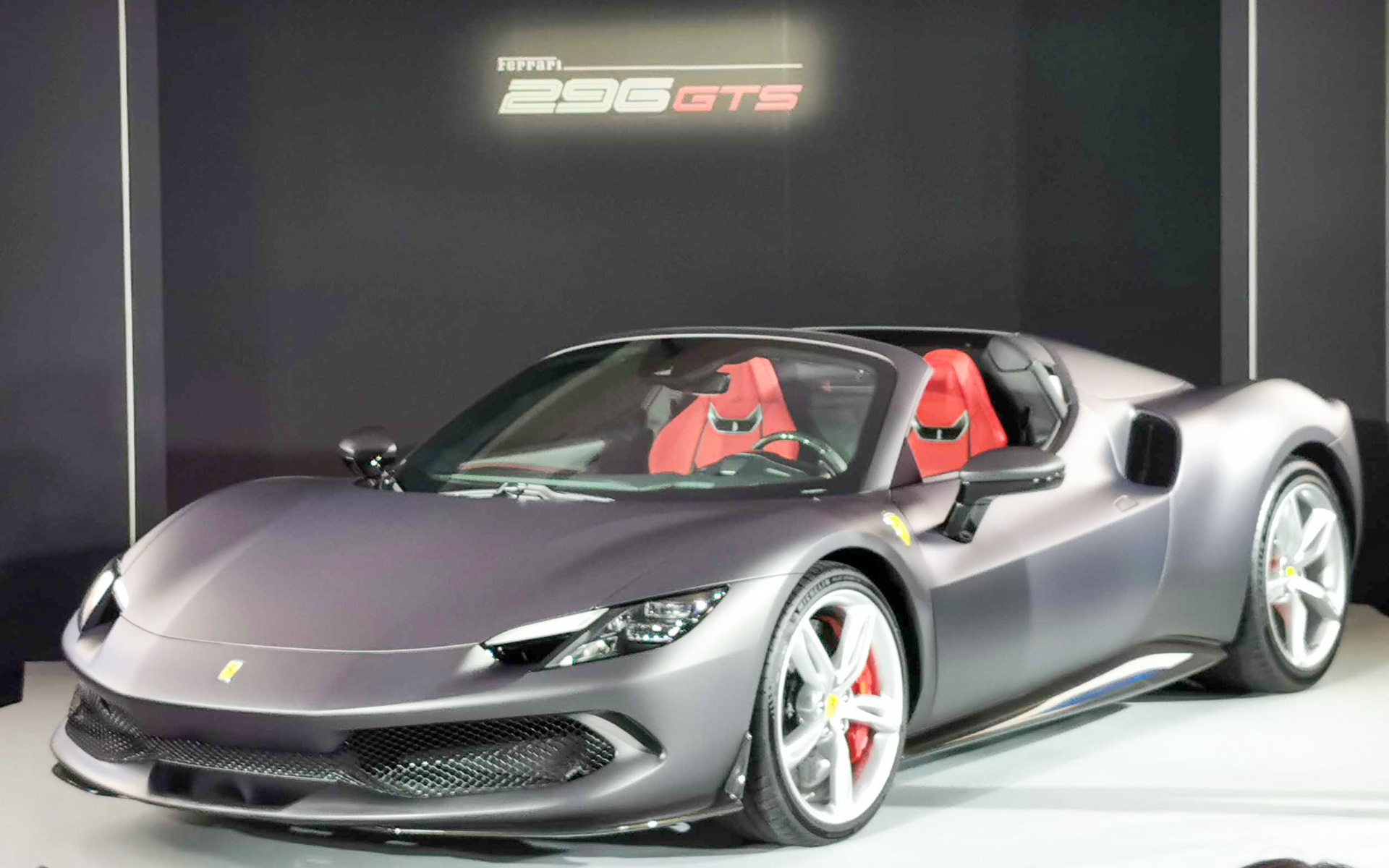 フェラーリの新型PHEVスパイダーモデル「296 GTS」が日本に上陸し、鈴鹿サーキットにて国内初公開された