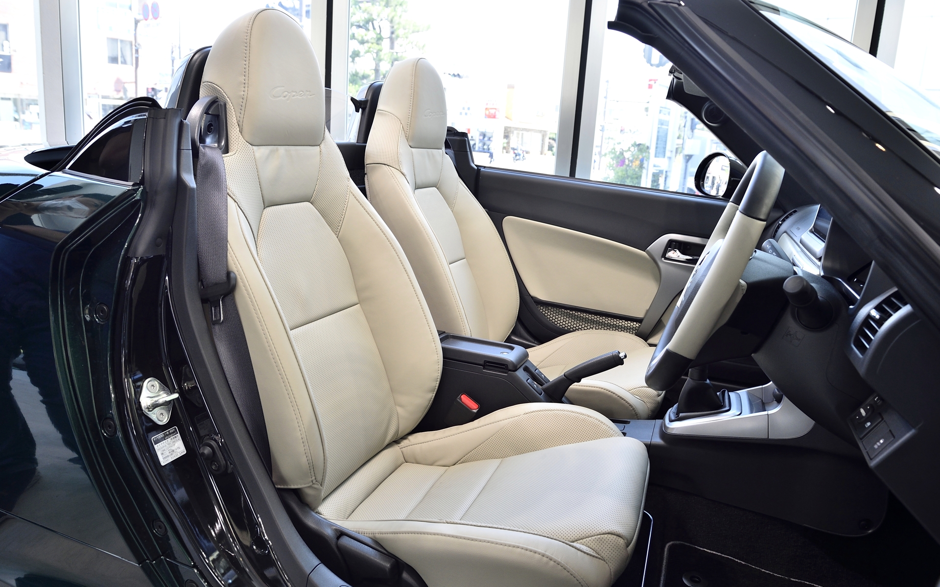 アイボリーの本革シートを採用し、ステアリングやインパネガーニッシュなど、インテリア各所にもアイボリーが差し色として用いられ、落ち着きがありつつも華やかな印象としていた