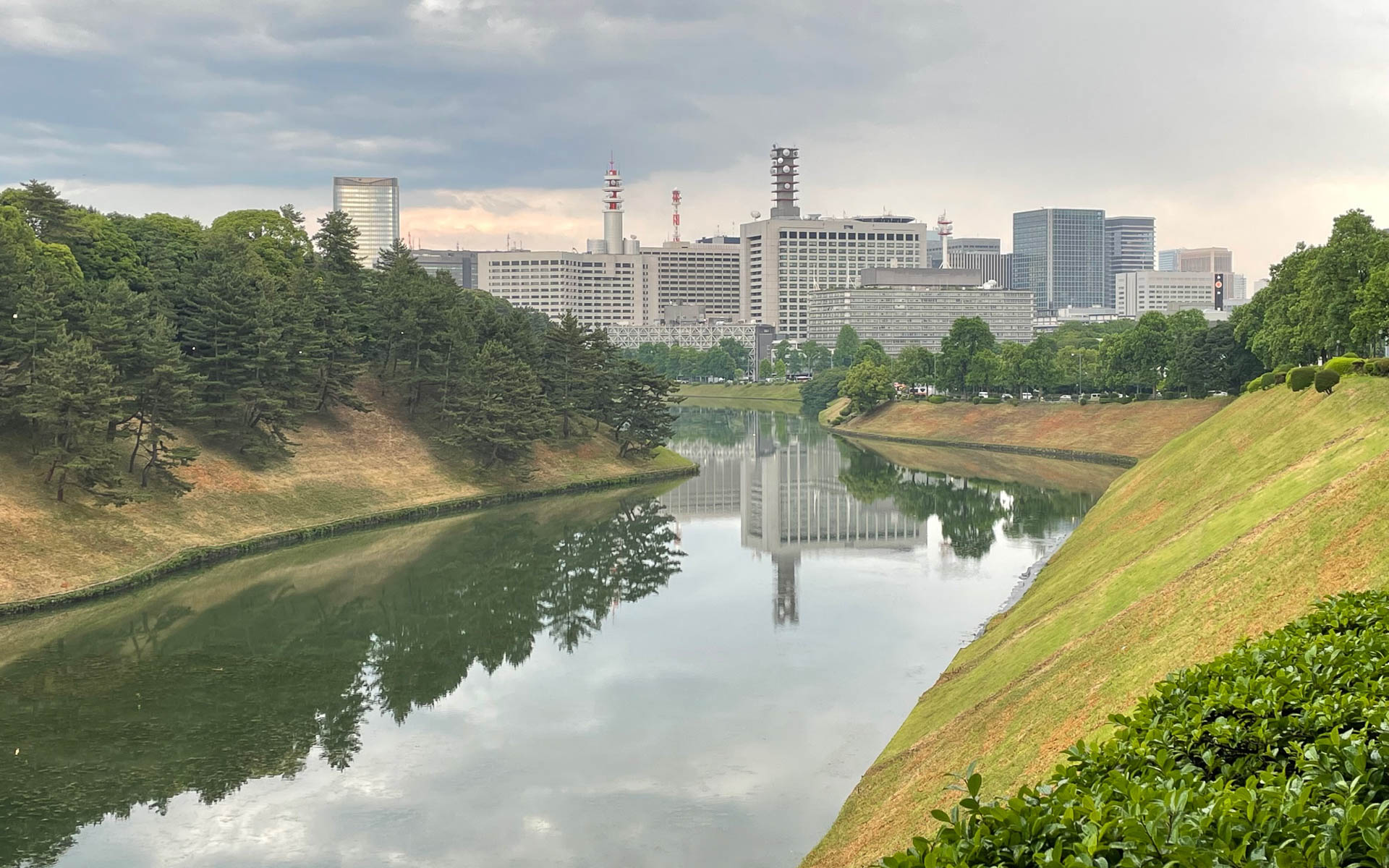 雨上がりのお堀。水面に静かな東京が浮かんで心落ち着きます。内堀を巡る歩道は1周7kmのジョギングコースとしても有名で、何人も走っていました