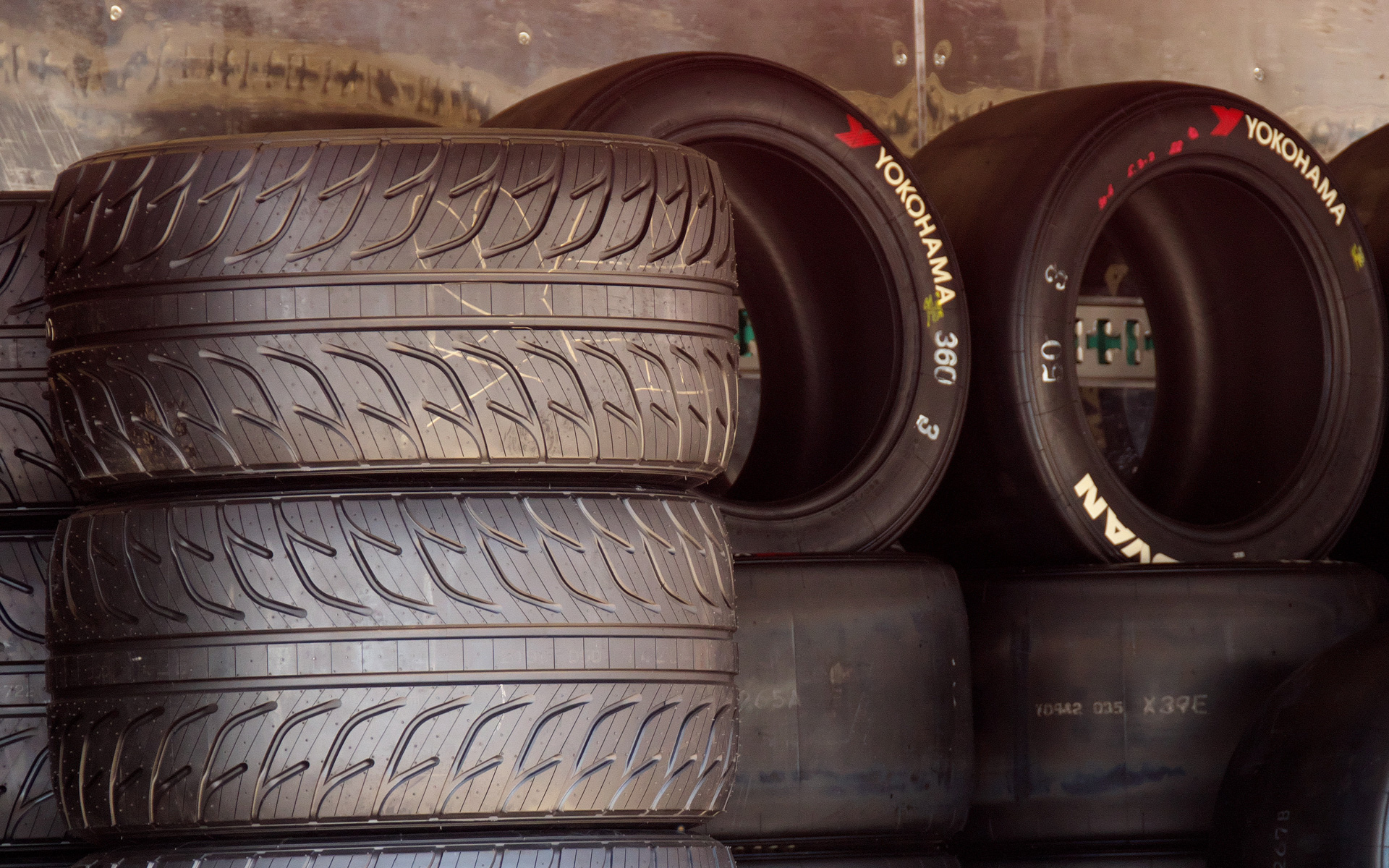 横浜ゴムのハイパフォーマンスタイヤであるADVANスポーツの構造はモータースポーツ由来