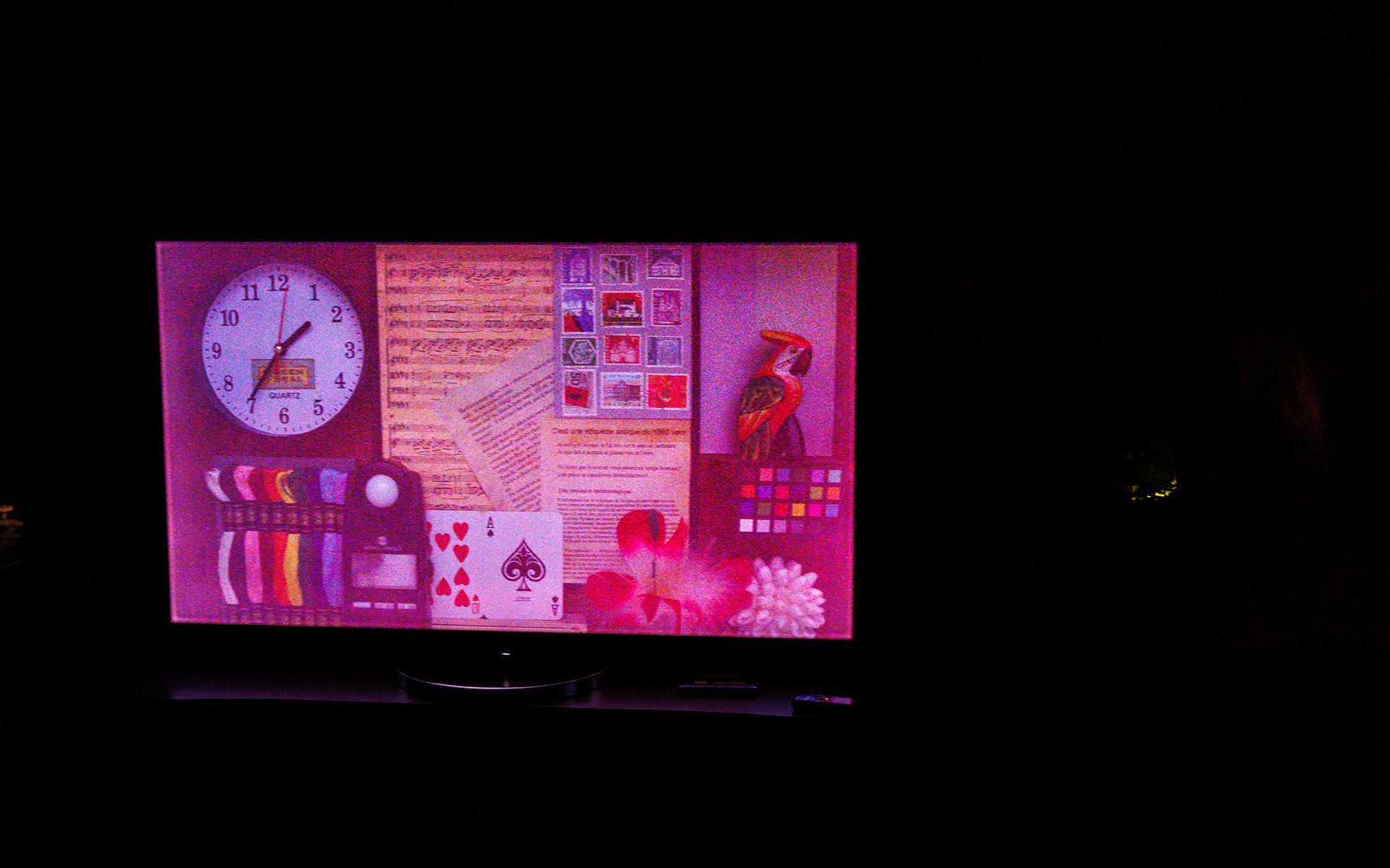 右側で少し光っているのが基盤部分。肉眼では何も見えないぐらいの暗さだがセンサーではしっかりと見えている