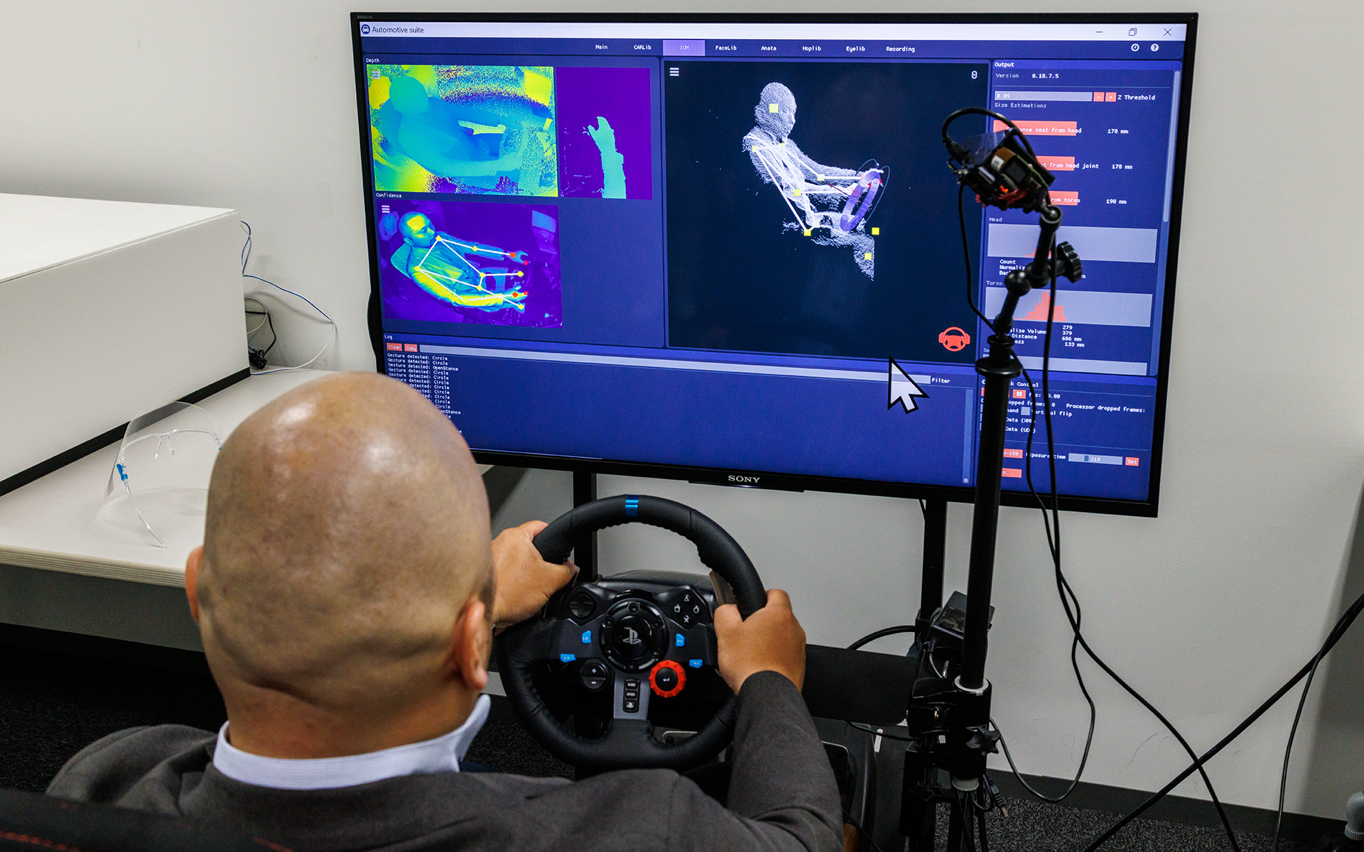 左上が距離、左下が3次元化したもの。ステアリングを握っていることが確認できる