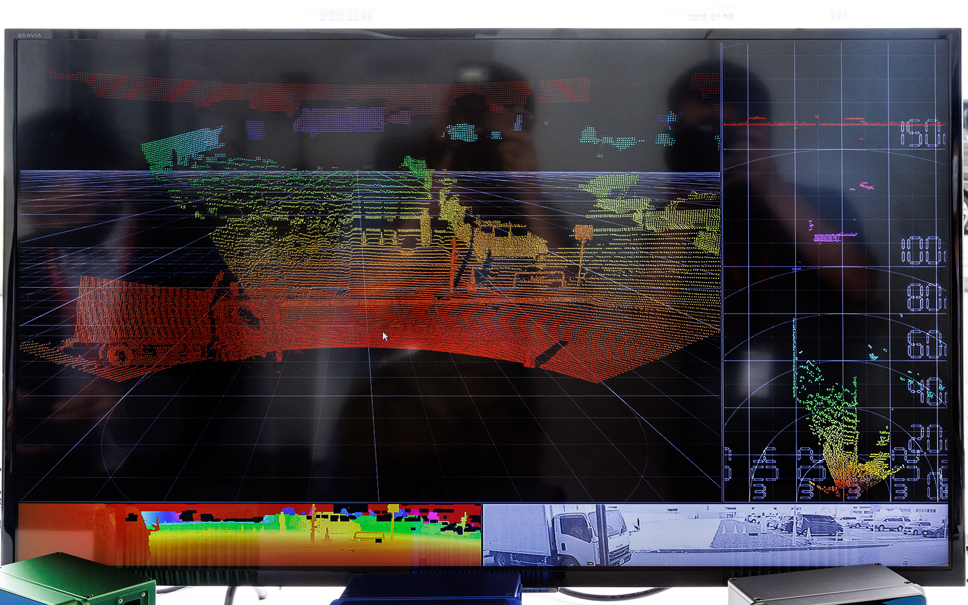SPAD距離センサーを利用した点描画像。クルマやポール、段差なども確認できる