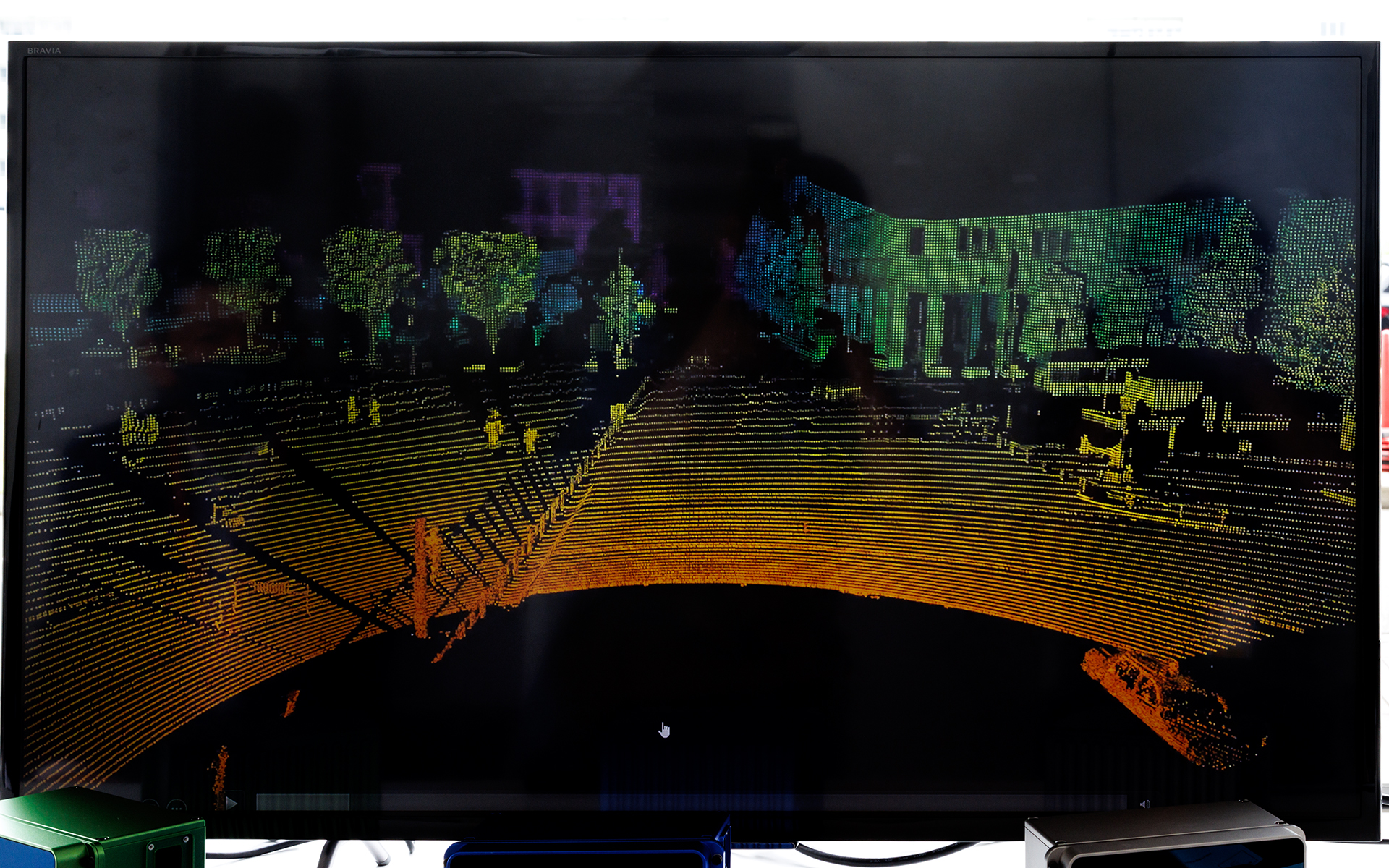 右下のタクシーはもちろん歩道の段差まで確認できる