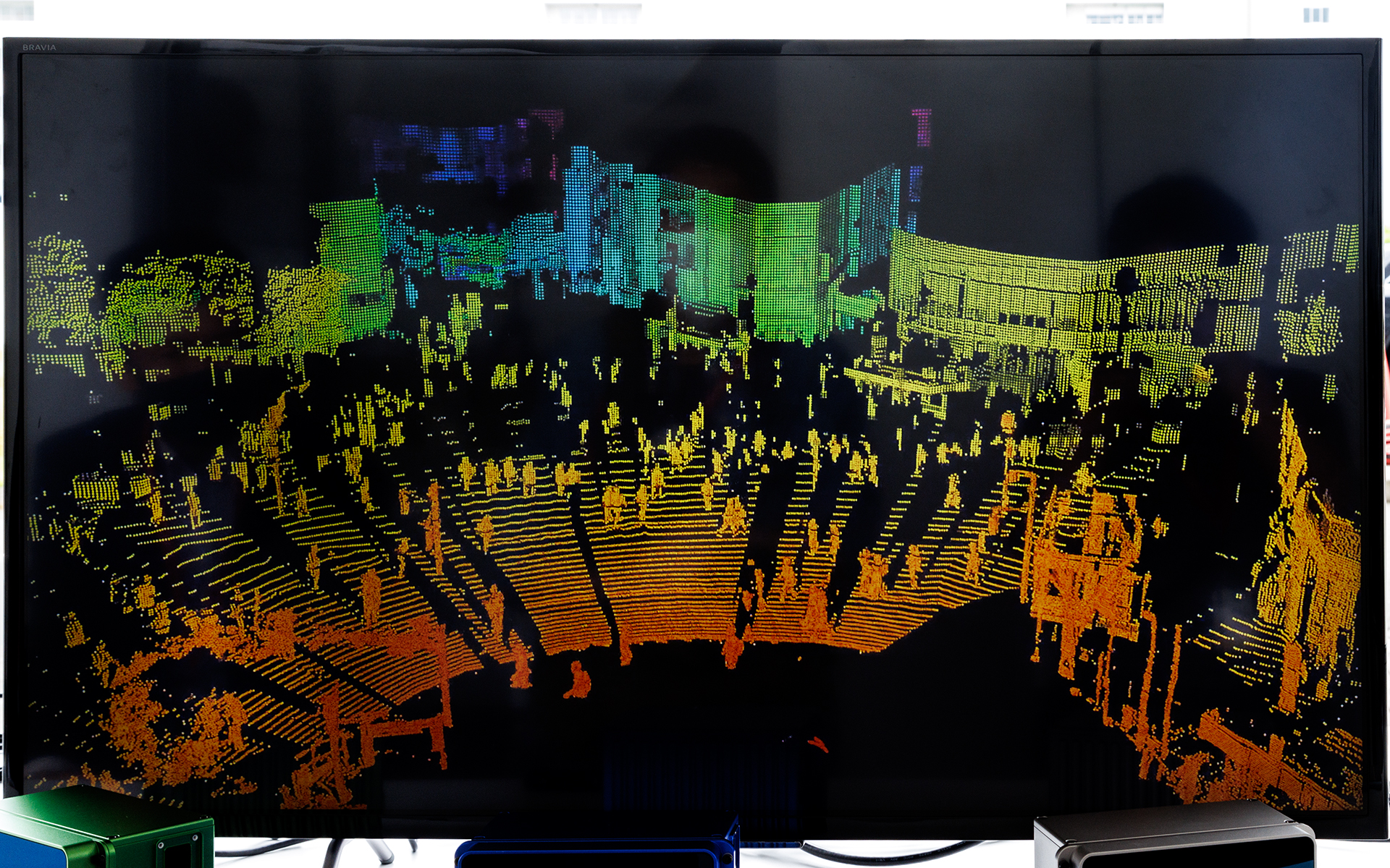都市部の交差点では多くの人が行き来しているのが分かる。奥の建物は形状まで明確