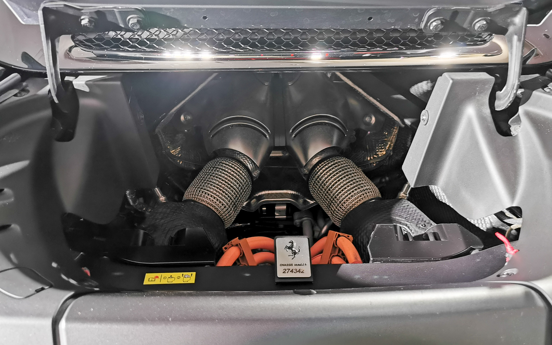 エンジンはV型6気筒2.9リッターターボエンジン（バンク角120°）、ドライサンプ仕様を搭載。モーターも加えたハイブリッドシステム総最高出力は610kW（830CV）/8000rpm、最大トルク：740Nm/6250rpmを発生。トランスミッションは8速F1 DCTが組み合わされる