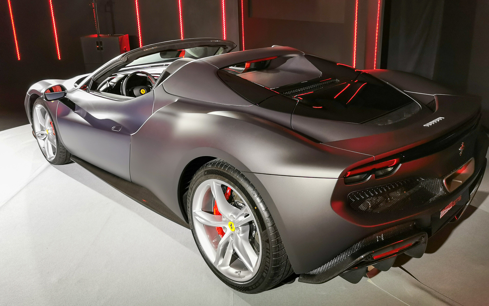 ボディサイズは4565×1958×1191mm（全長×全幅×全高）、ホイールベースは2600mm、乾燥重量は1540kg