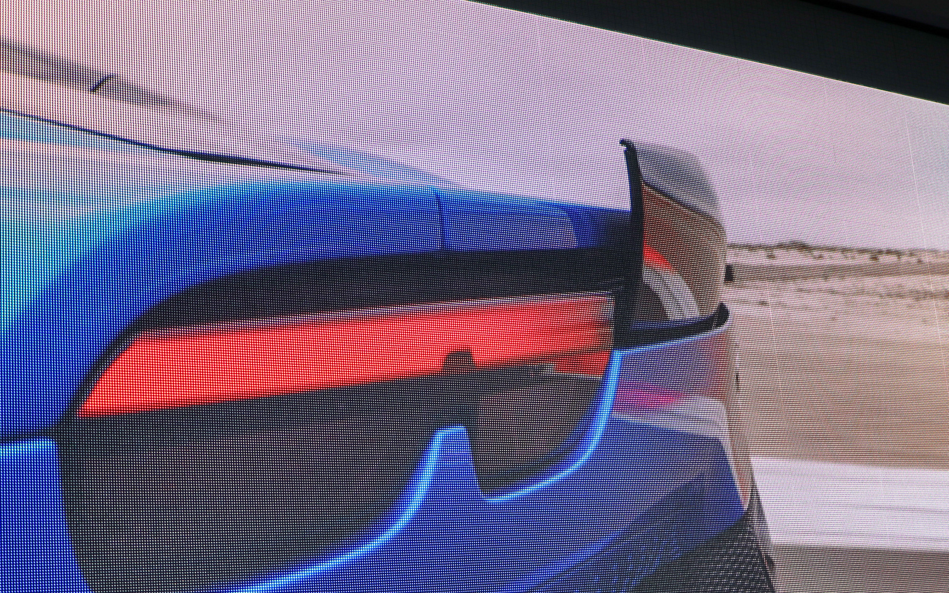 ブレーキと連動して稼働するリアアクティブスポイラー