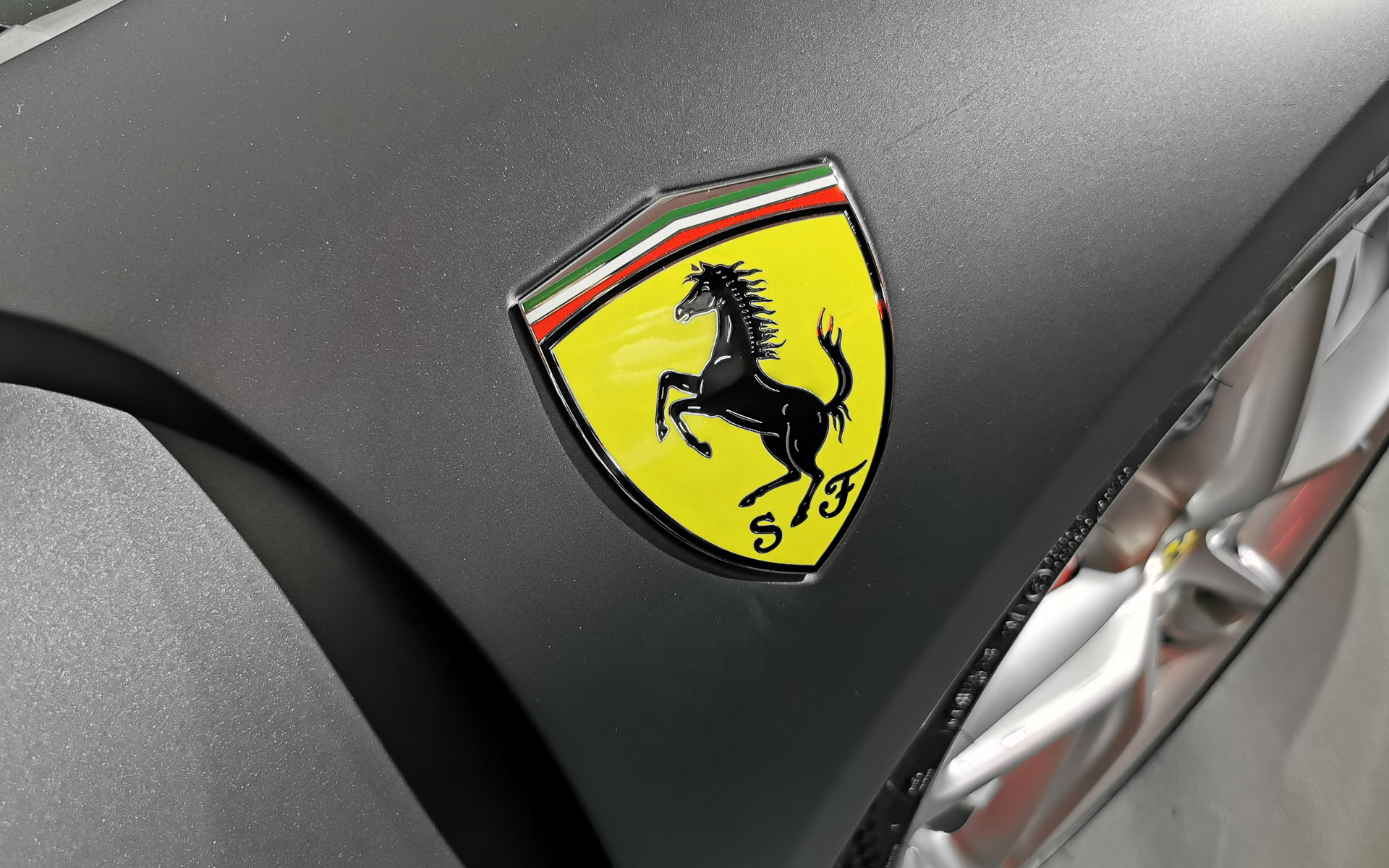 フロントフェンダーにあるエンブレム