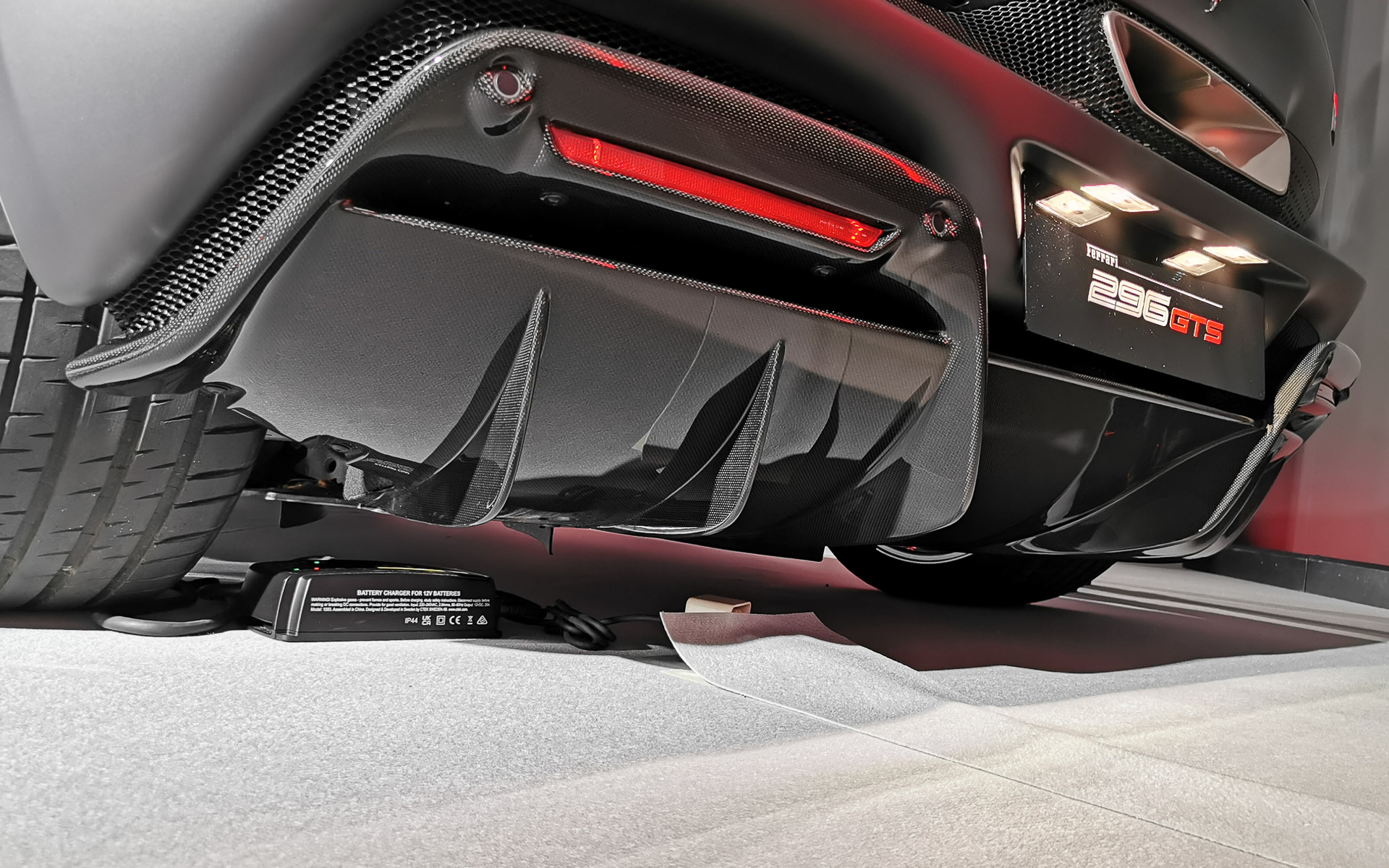 リアアンダーはディフューザー形状を採用