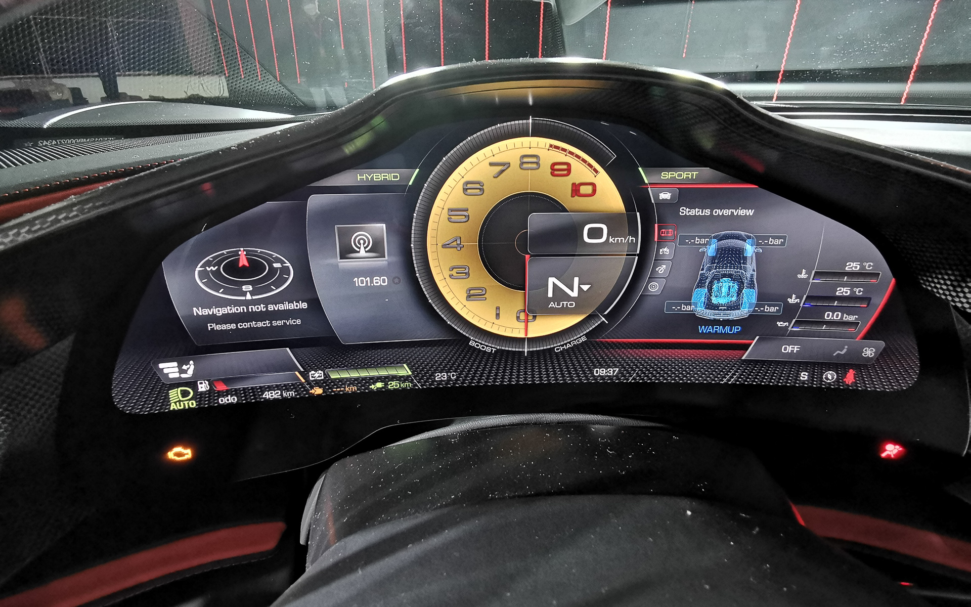 駆動状態なども表示されるメーターディスプレイ