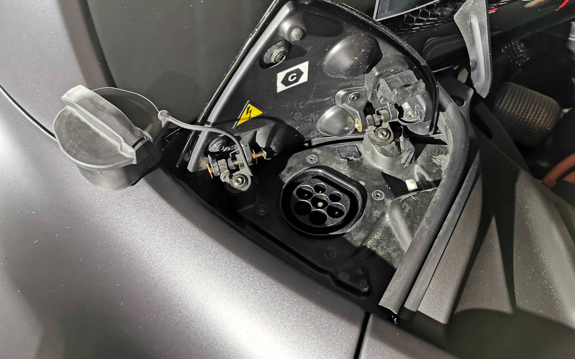 給電ポートはボディ左側