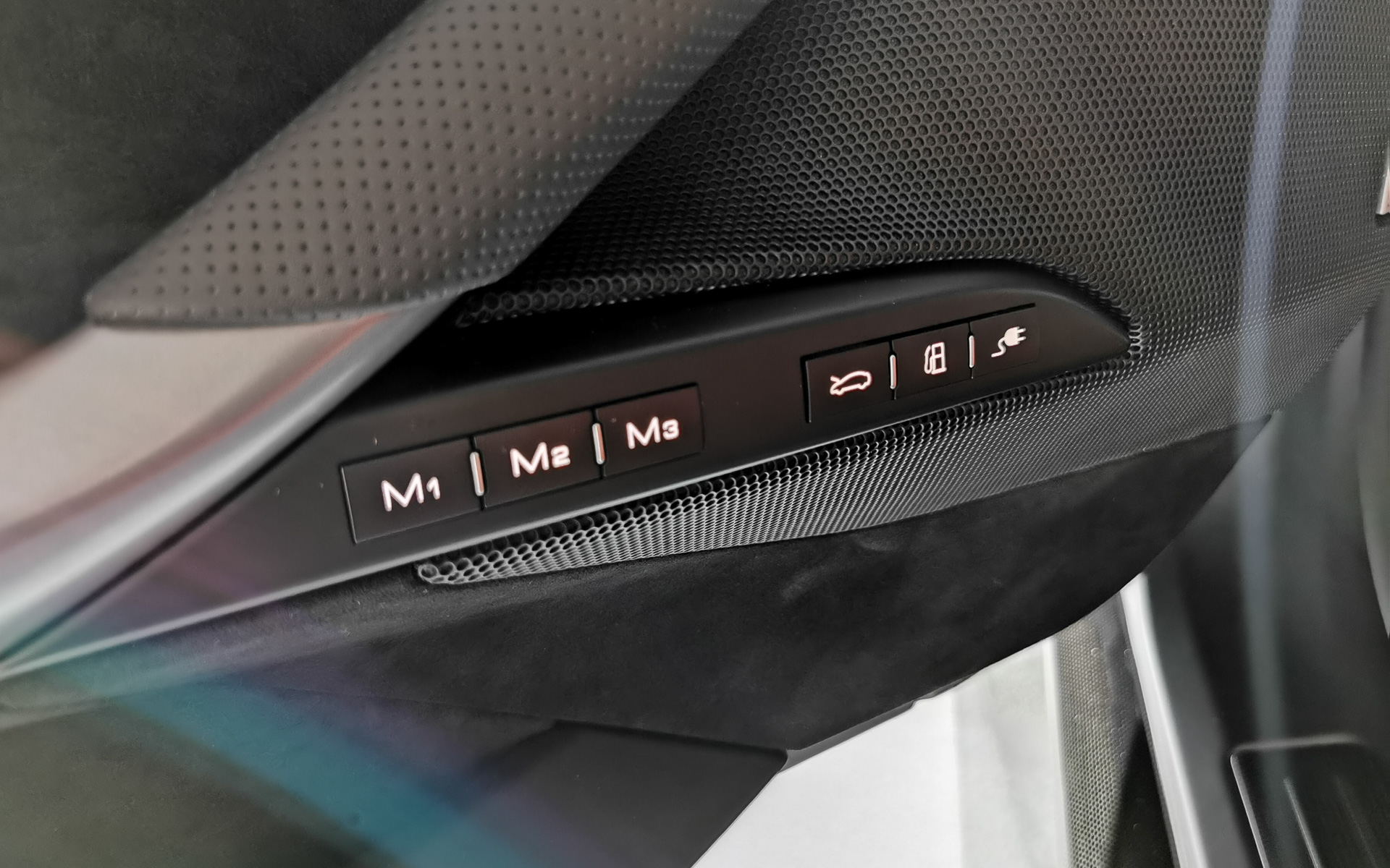 給電ポート、給油口、トランクのオープナーは運転席のドアにある