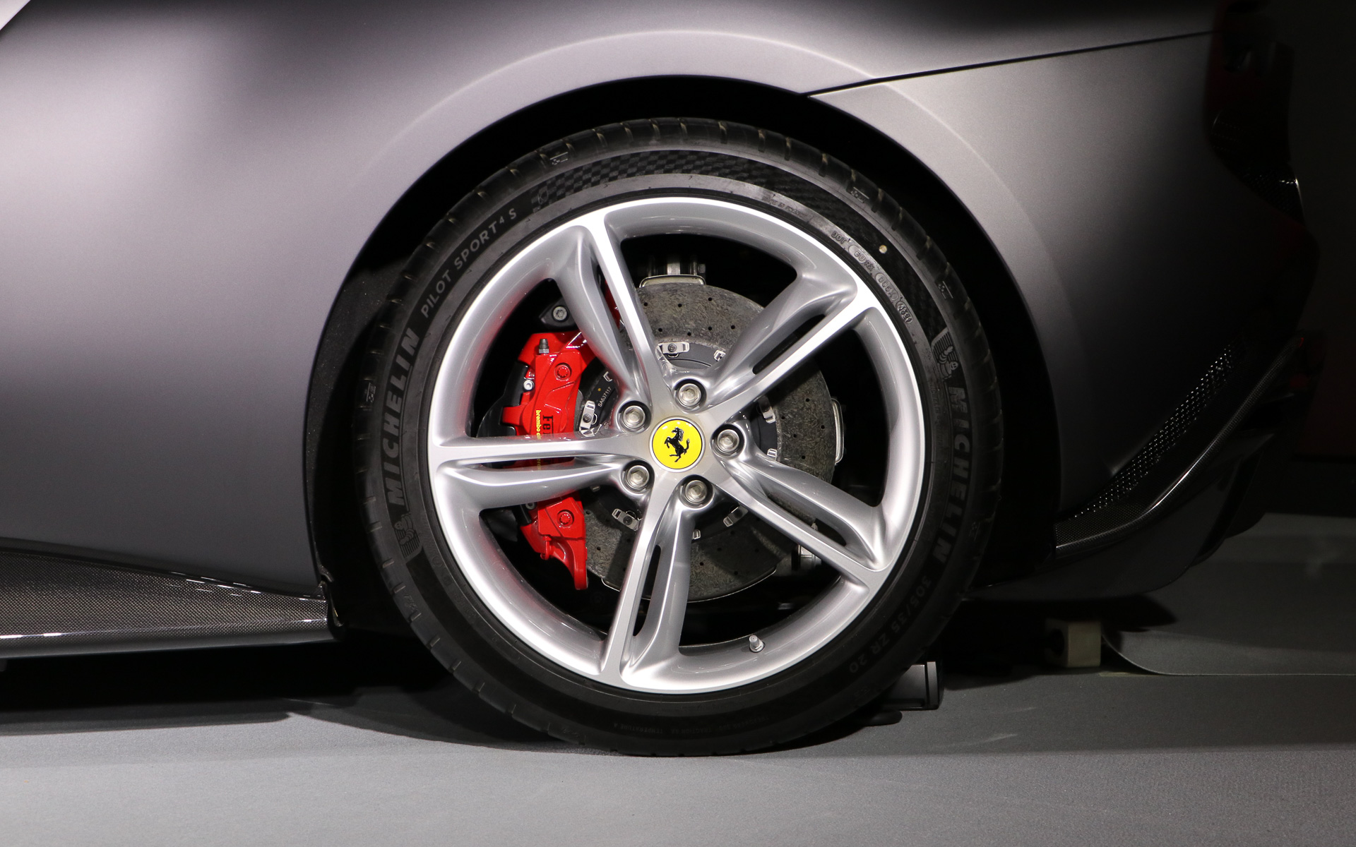 タイヤはミシュランの「パイロットスポーツ4S」を履き、フロントのサイズは245/35ZR20（ホイールは20×9.0J）、リアのサイズは305/35ZR20（ホイールは20×11.0J）