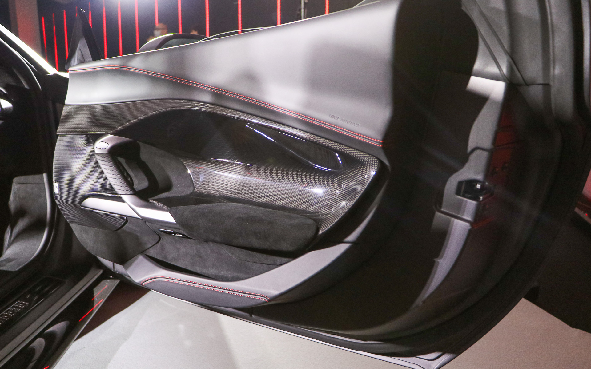 ドア内張はカーボンの部分も