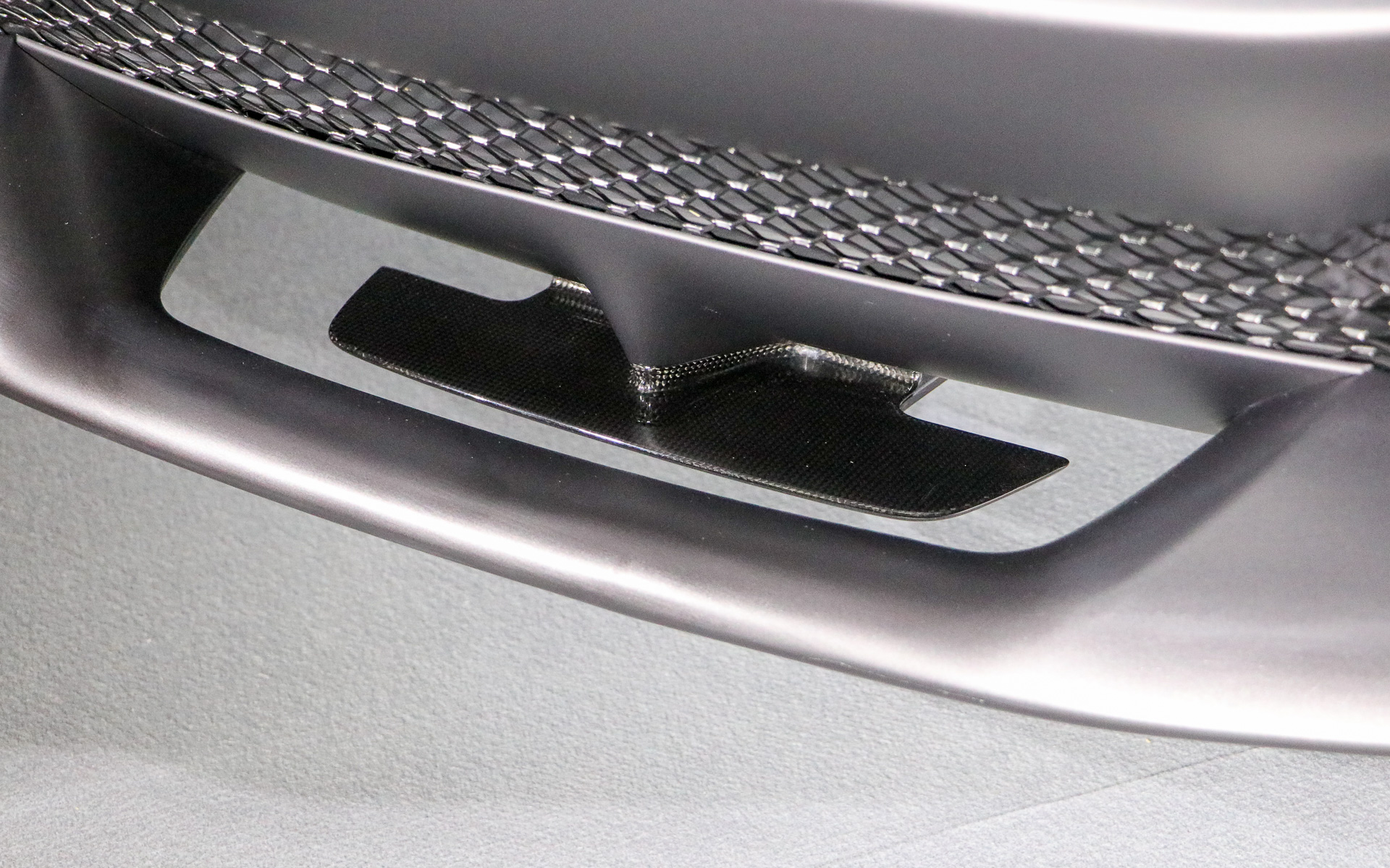 走行風をフロア下へと導くTトレーはF1のテクノロジを応用したもの