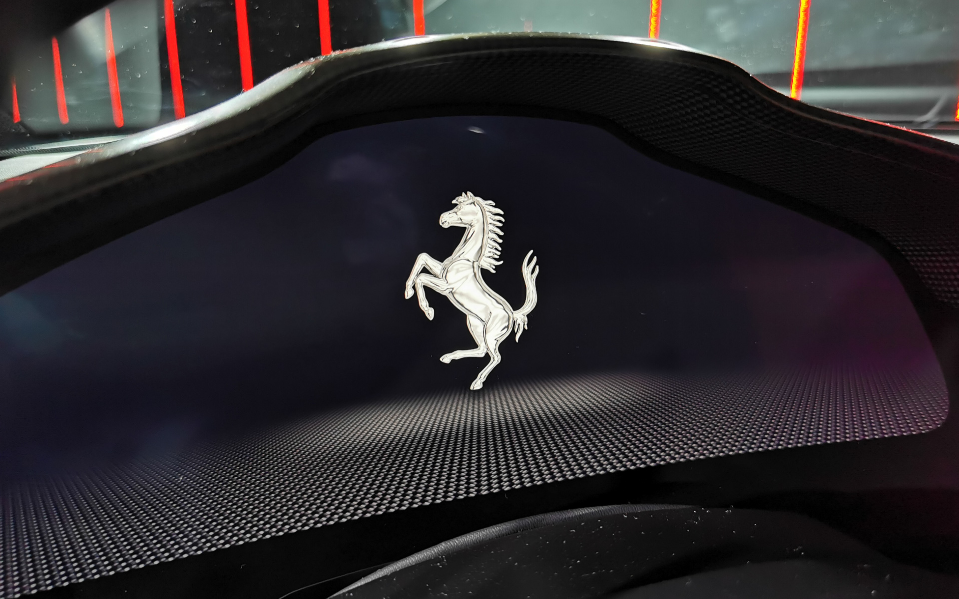 エンブレムが表示されるメーター