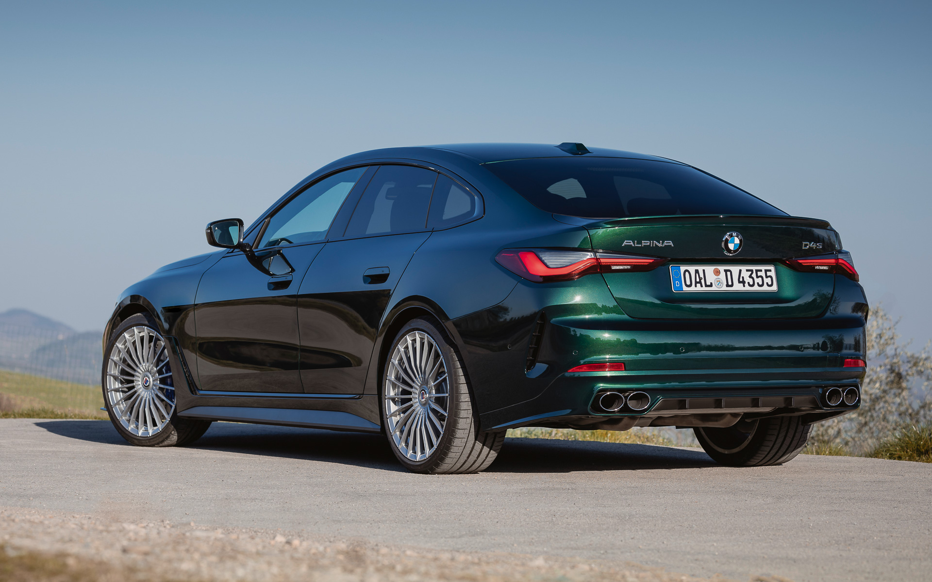 ボディサイズは4792×1850×1440mm（全長×全幅×全高）、ホイールベースは2856mm、車両重量は2020kg