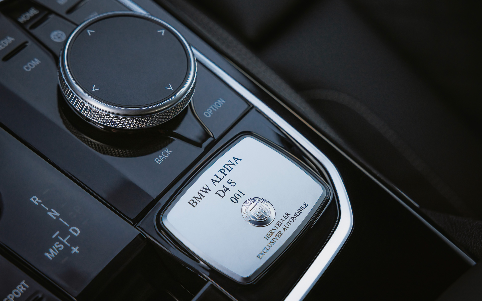 製造番号が刻印された「アルピナ・プロダクション・プレート」