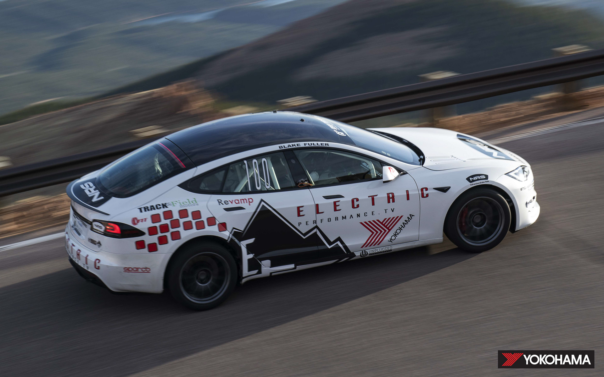 バイオマス素材を使用した「ADVAN A052」を装着した「2021 Tesla Model S Plaid」