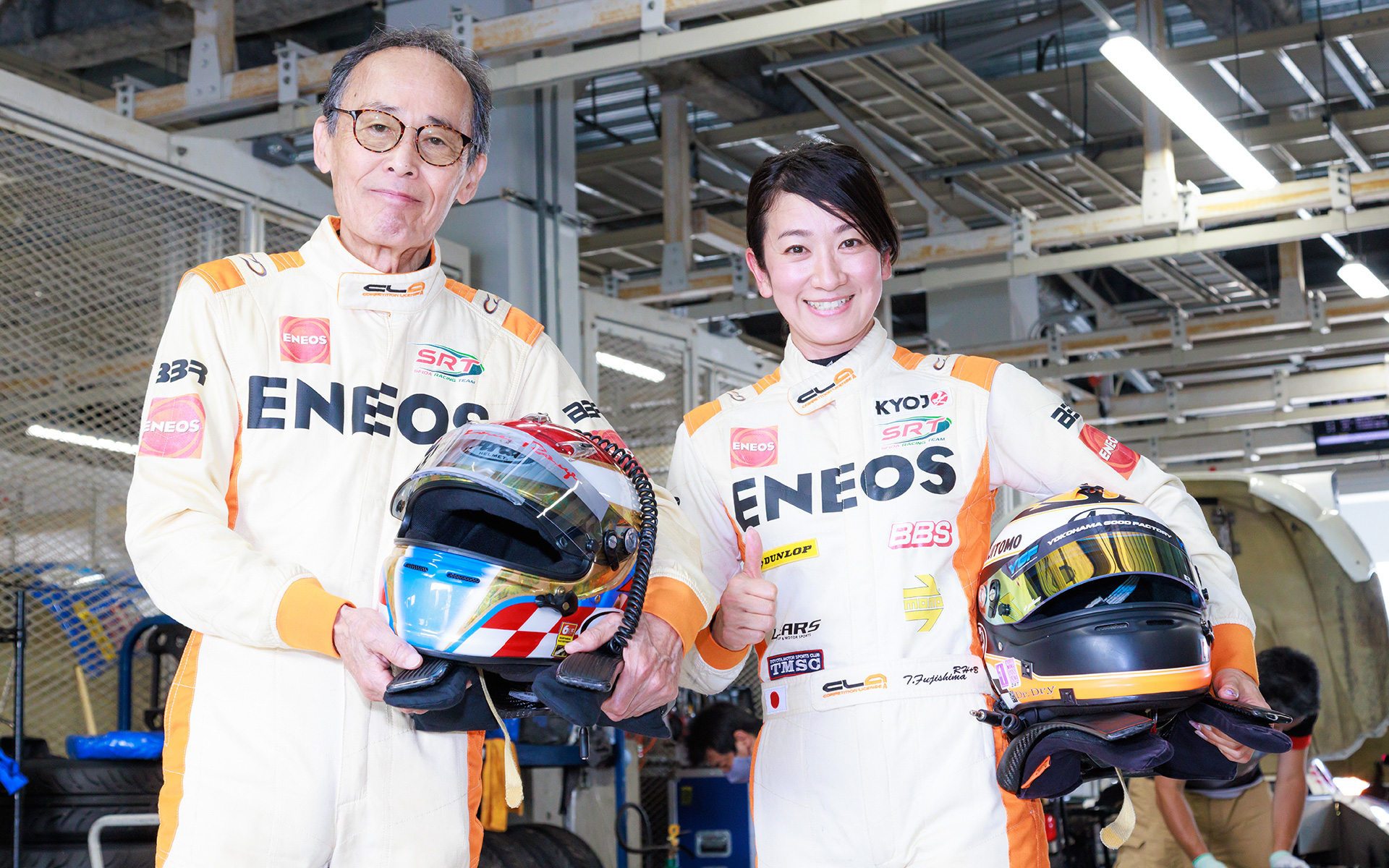 レジェンドドライバーの見崎清志氏とタッグを組む