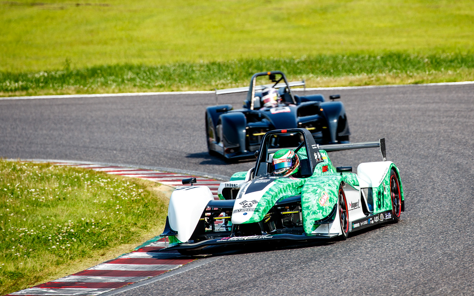 ウエストレーシングカーズ製のレース専用車両「CS2」との混走