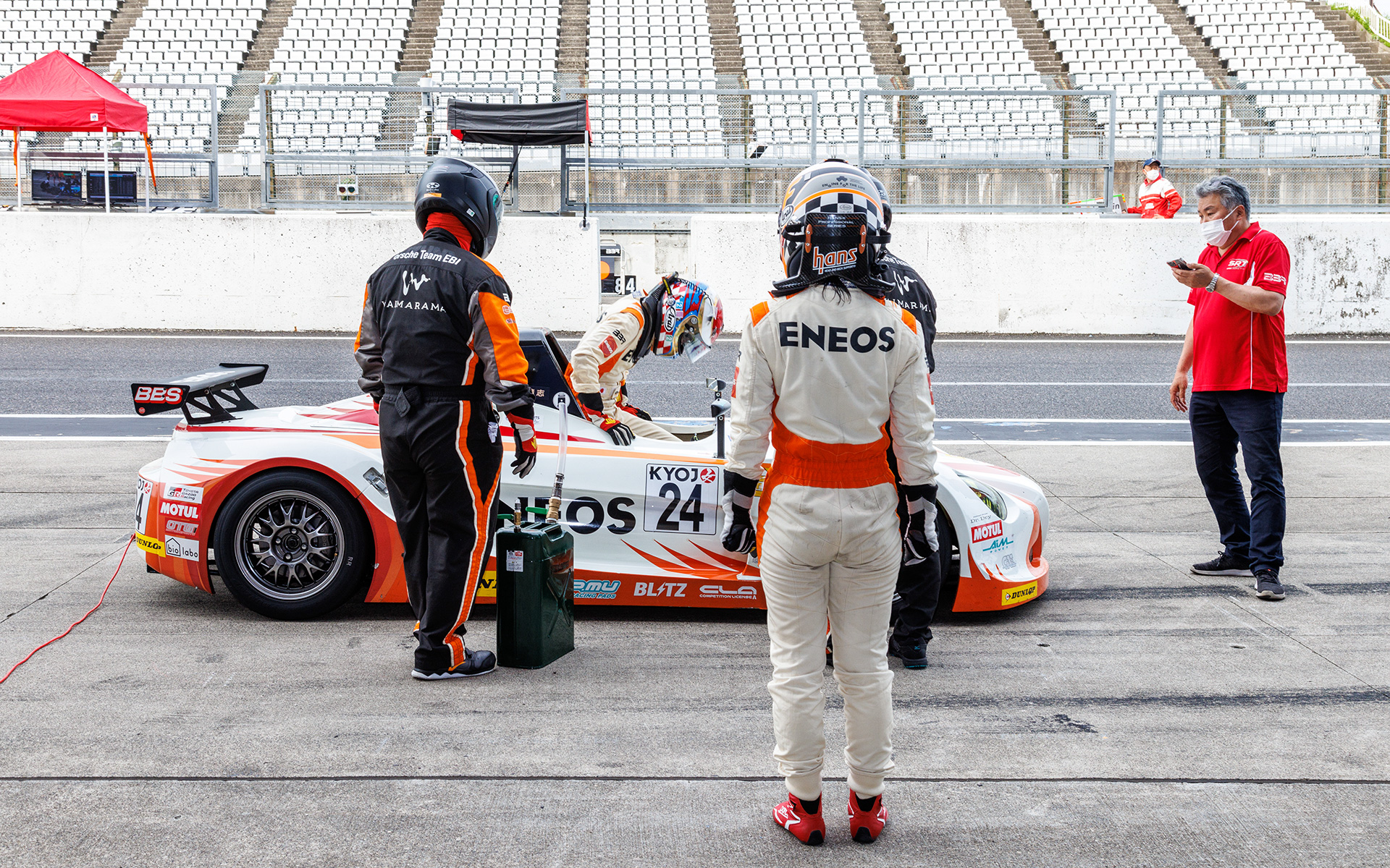 ピットインに合わせて給油も行なわれる