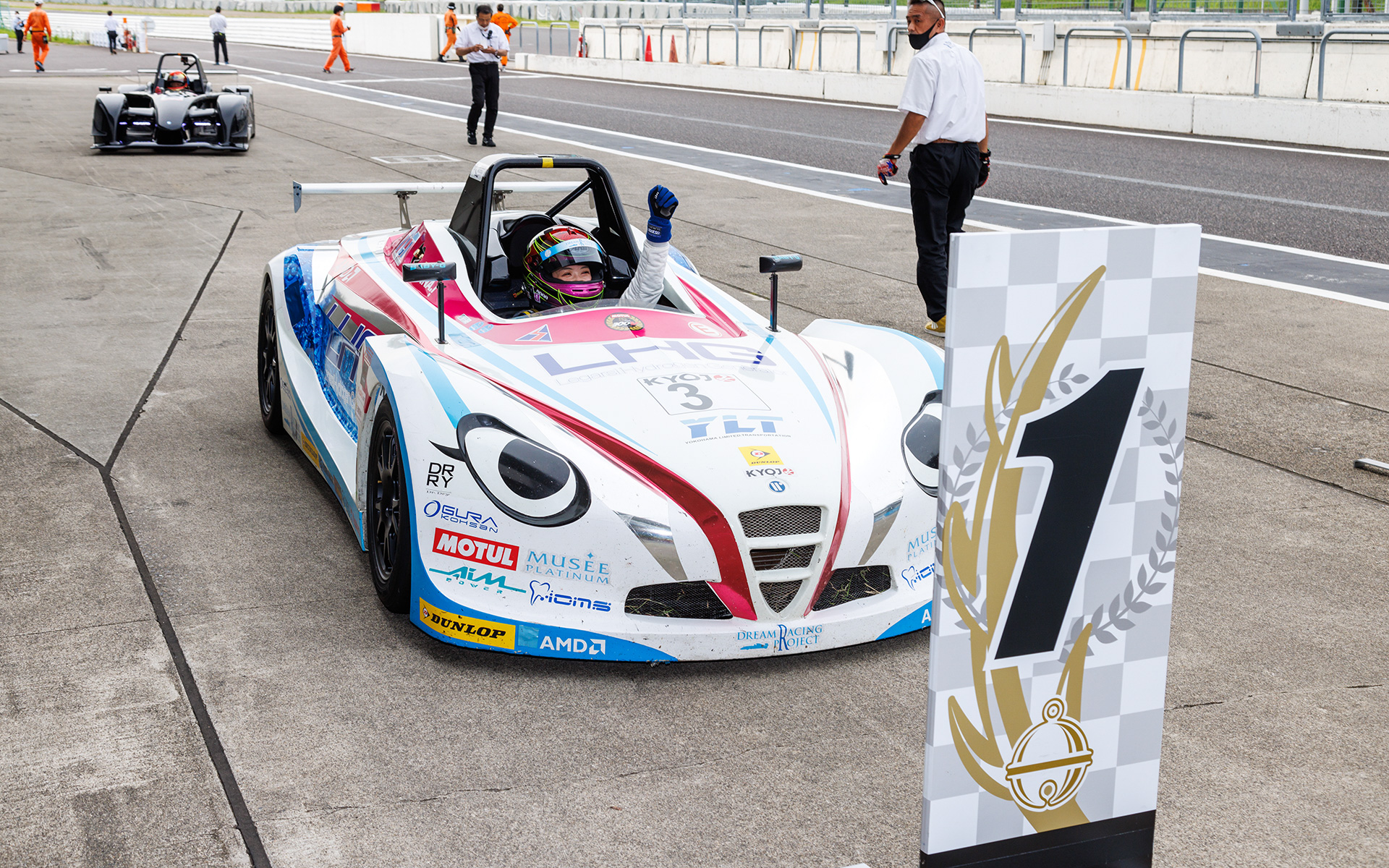 VITAのトップチェッカーは#3 LHG Racing MIXの猪爪杏奈選手/岡本大地選手組