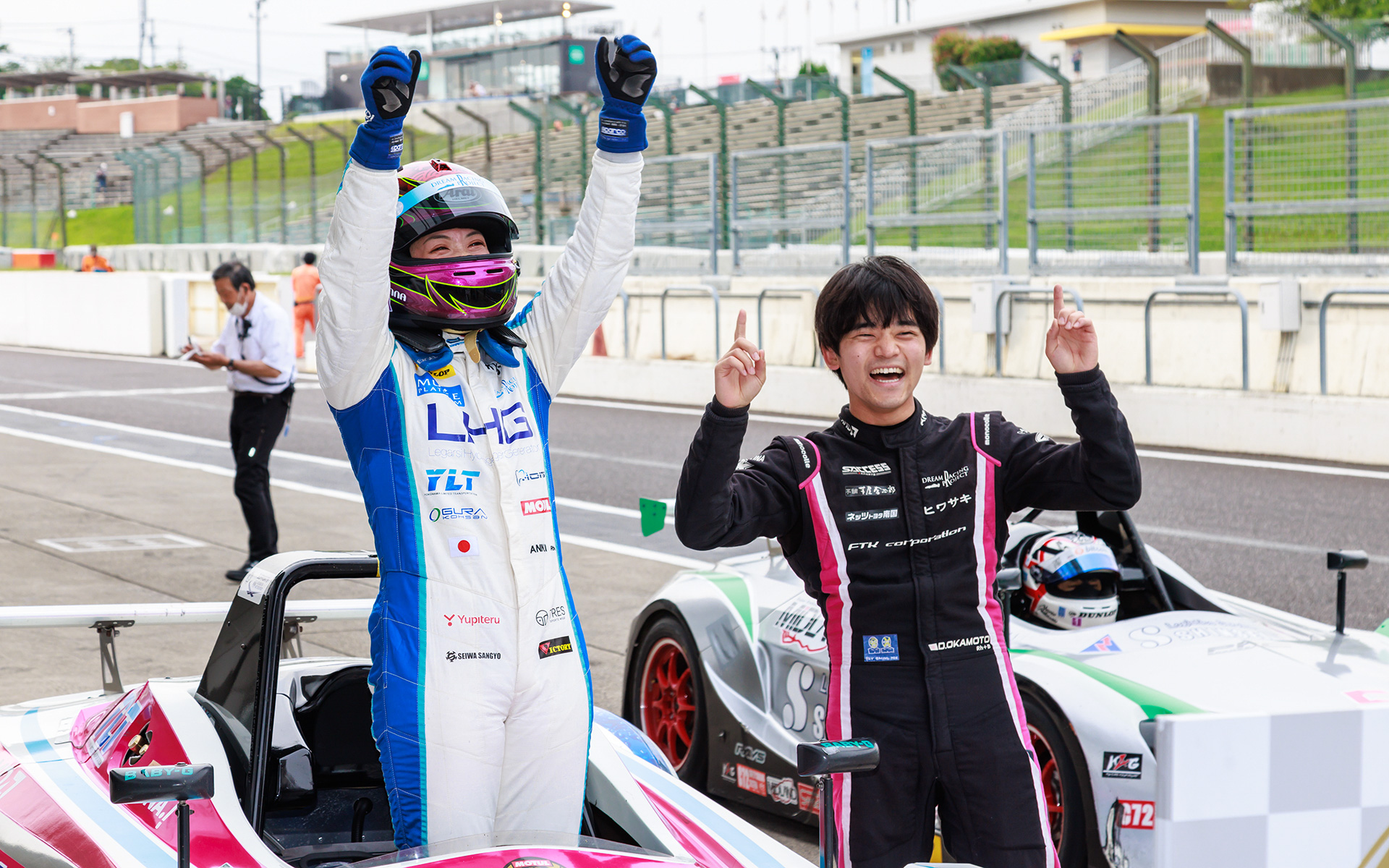 VITAのトップチェッカーは#3 LHG Racing MIXの猪爪杏奈選手/岡本大地選手組
