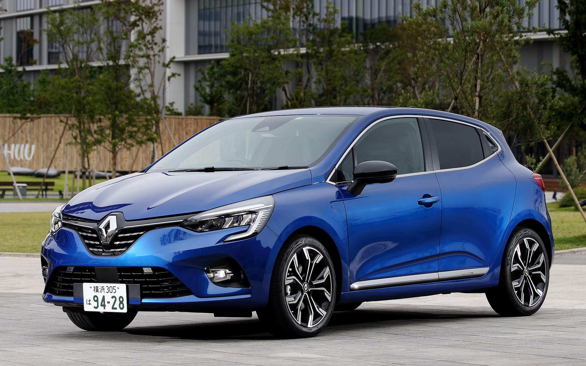 ルーテシア E-TECH HYBRID（329万円）。ボディサイズは4075×1725×1470mm（全長×全幅×全高）、ホイールベースは2585mm。タイヤは205/45R17サイズのコンチネンタル「EcoContact 6」を装着