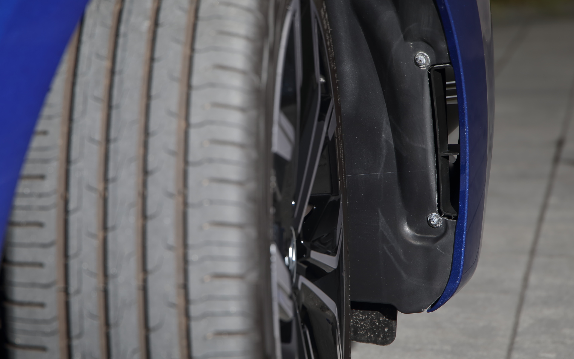 ボンネットには彫刻を思わせる直線のプレスラインを用いることで、たくましさを演出。フロントバンパー両端にはフロントタイヤが引き起こす空気抵抗を抑え、燃費を向上させる機能を持つエアディフレクターを備えている