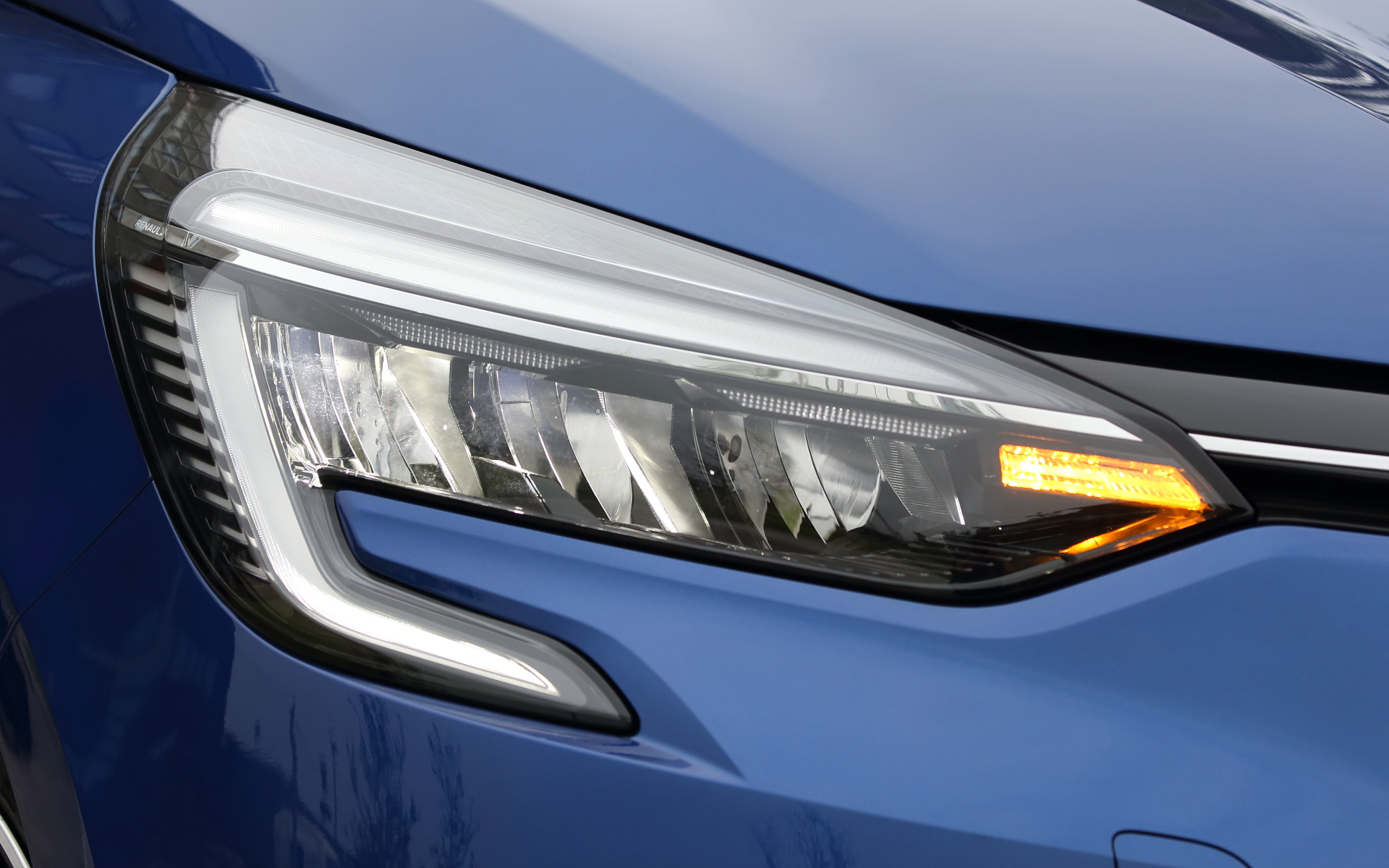 LEDヘッドライトとリアランプにはルノーモデルを象徴するCシェイプのデザインを採用。リアゲートには「E-TECH」のロゴが装着される