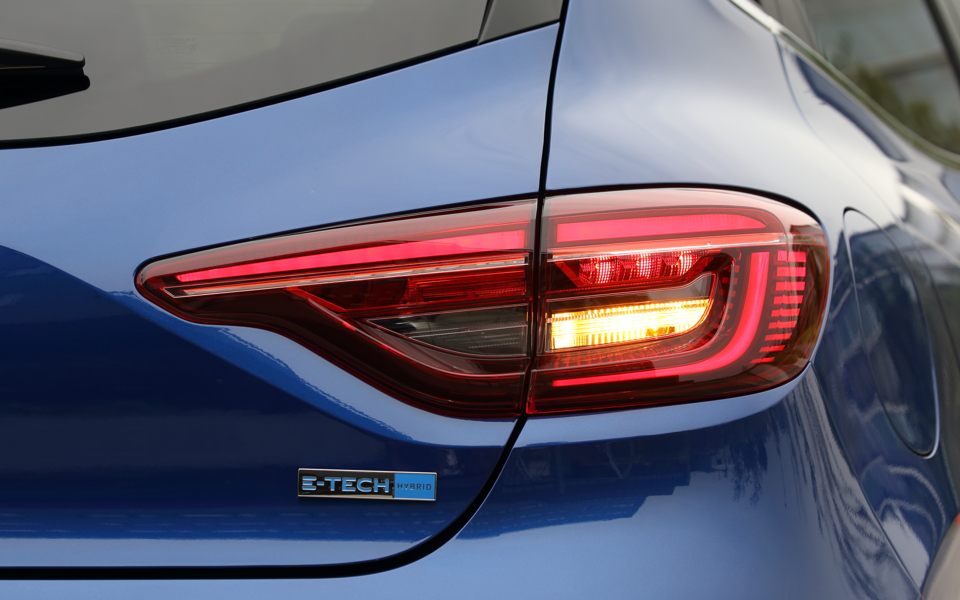 LEDヘッドライトとリアランプにはルノーモデルを象徴するCシェイプのデザインを採用。リアゲートには「E-TECH」のロゴが装着される