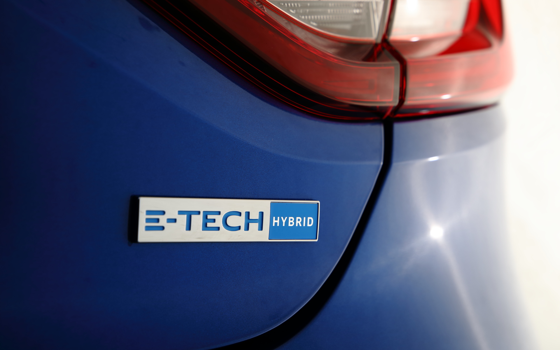 LEDヘッドライトとリアランプにはルノーモデルを象徴するCシェイプのデザインを採用。リアゲートには「E-TECH」のロゴが装着される