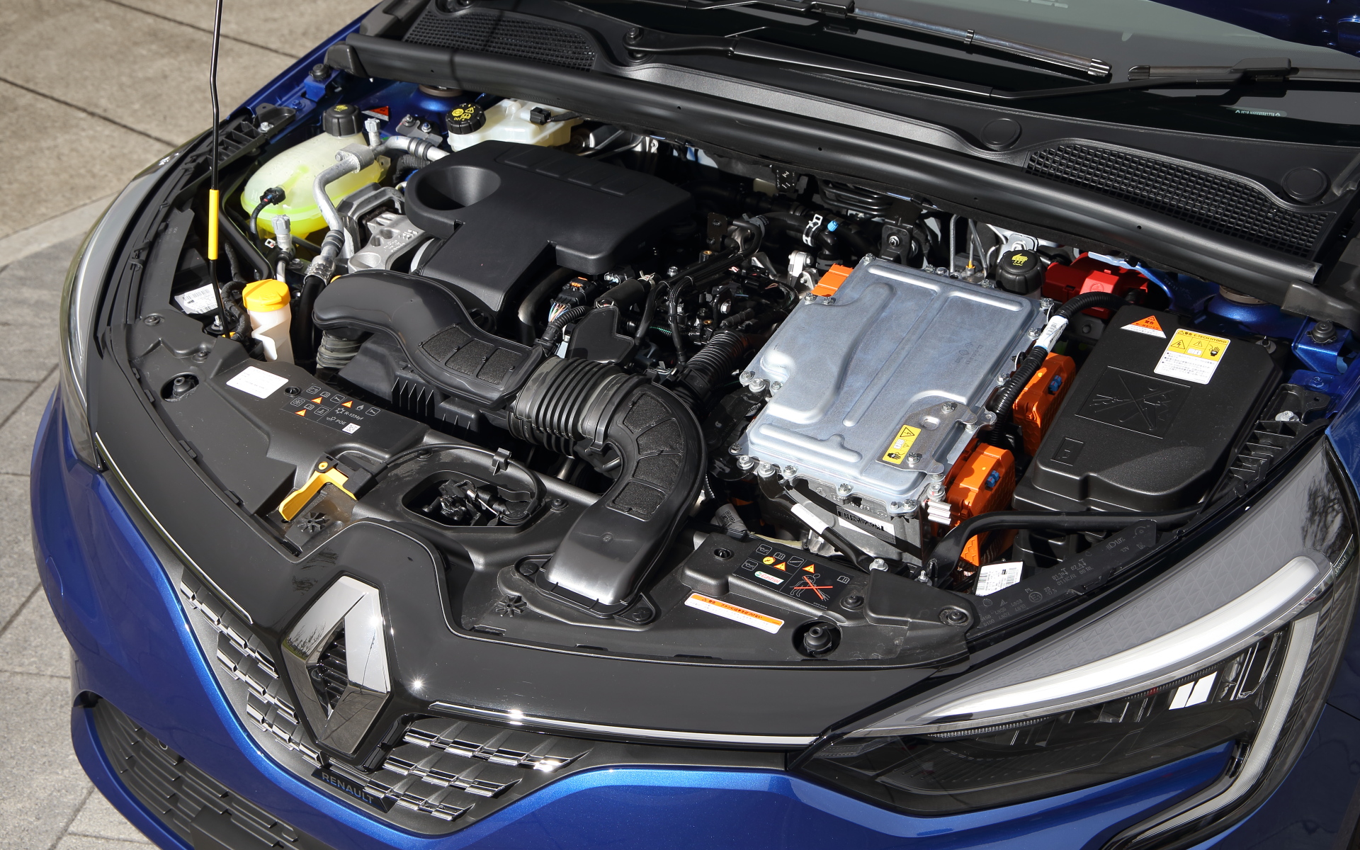 パワートレーンには最高出力67kW(91PS)/5600rpm、最大トルク144Nm(14.7kgfm)/3200rpmを発生する直列4気筒DOHC 1.6リッターエンジンを搭載。メインモーター(E-モーター)は最高出力36kW(49PS)/1677-6000rpm、最大トルク205Nm(20.9kgfm)/200-1677rpmを、サブモーター(HSG)は最高出力15kW(20PS)/2865-1万rpm、最大トルク50Nm(5.1kgfm)/200-2865rpmを発生。モーター側に2つ、エンジン側に4つのギヤを持つドッグクラッチにより、高効率かつスムーズな走りを可能としている