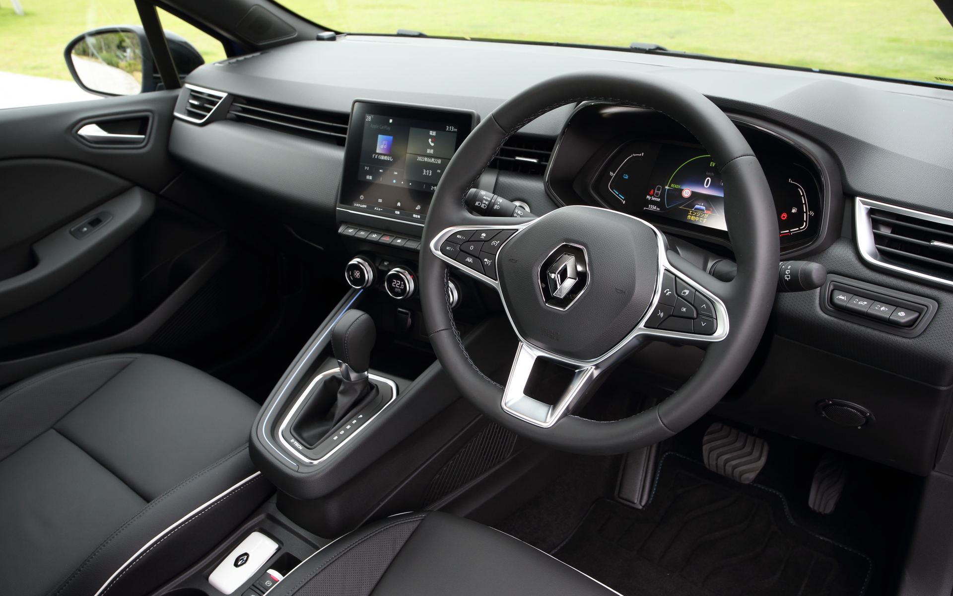 ルーテシア E-TECH HYBRIDのインテリア。レザーステアリングのスポークにはアダプティブクルーズコントロールなどの運転支援機能のスイッチを配置。7インチマルチメディア EASY LINK（スマートフォン用ミラーリング機能）や、エネルギーフローが確認できる7インチデジタルインストゥルメントパネルといった装備を搭載