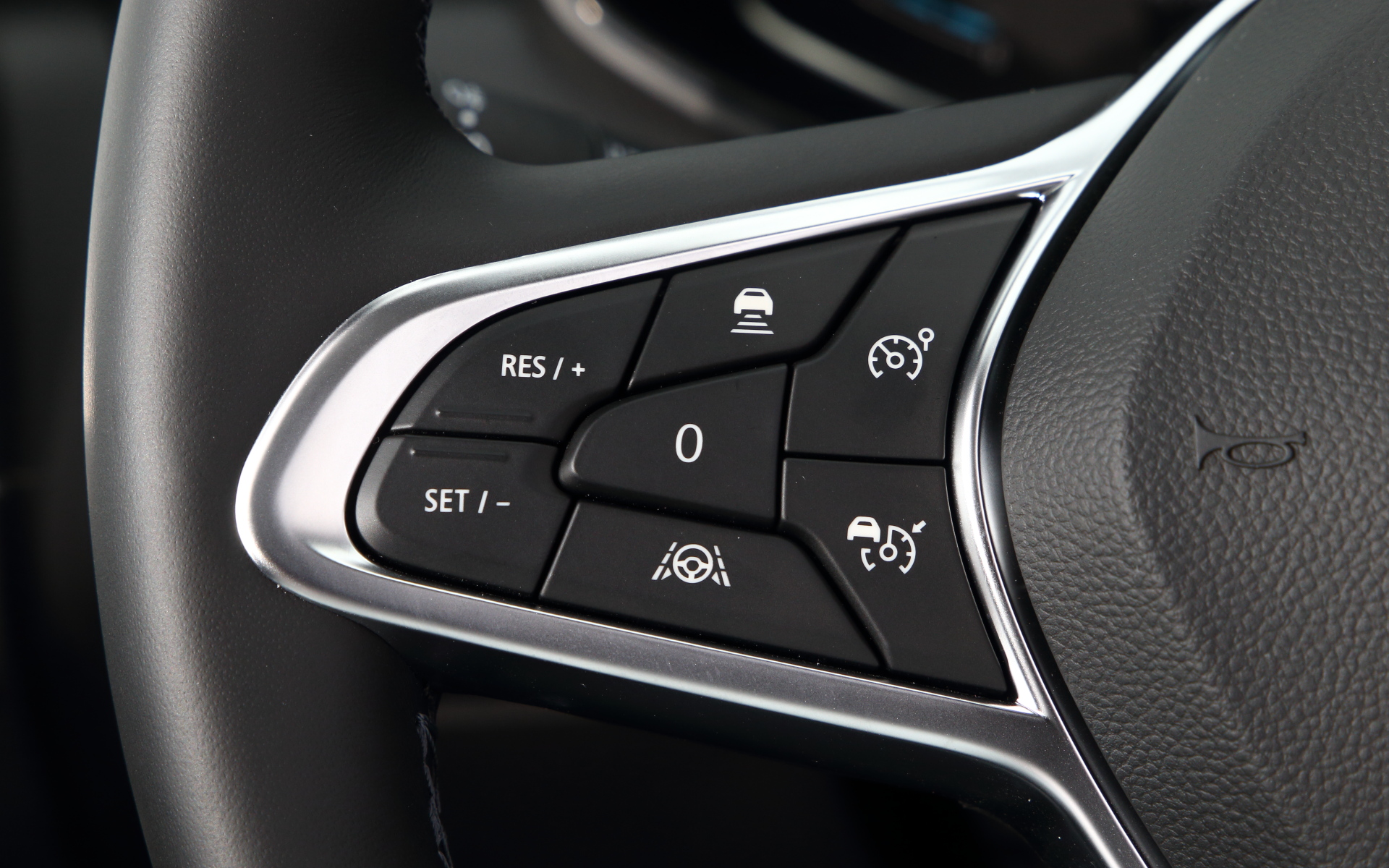 ルーテシア E-TECH HYBRIDのインテリア。レザーステアリングのスポークにはアダプティブクルーズコントロールなどの運転支援機能のスイッチを配置。7インチマルチメディア EASY LINK（スマートフォン用ミラーリング機能）や、エネルギーフローが確認できる7インチデジタルインストゥルメントパネルといった装備を搭載