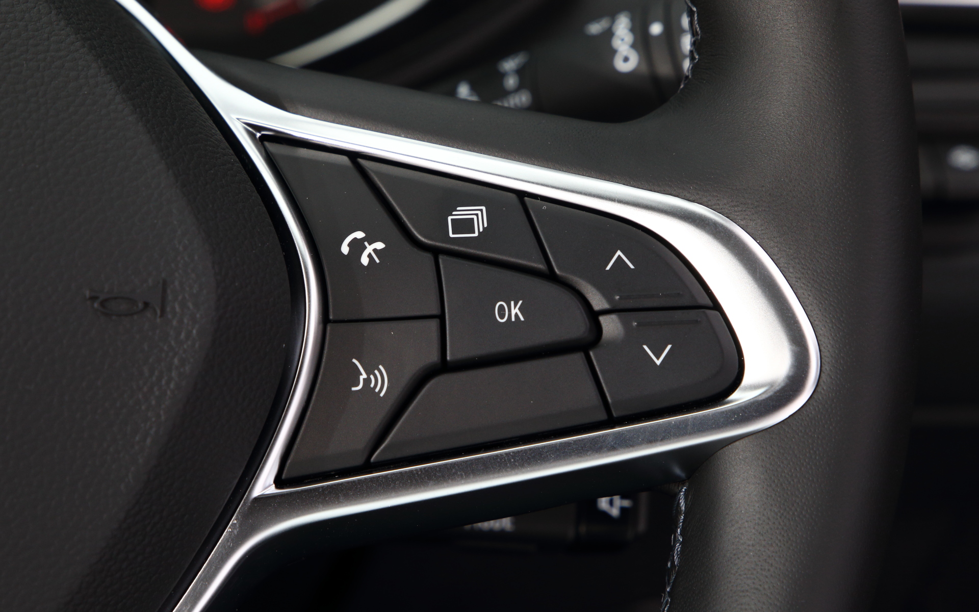 ルーテシア E-TECH HYBRIDのインテリア。レザーステアリングのスポークにはアダプティブクルーズコントロールなどの運転支援機能のスイッチを配置。7インチマルチメディア EASY LINK（スマートフォン用ミラーリング機能）や、エネルギーフローが確認できる7インチデジタルインストゥルメントパネルといった装備を搭載