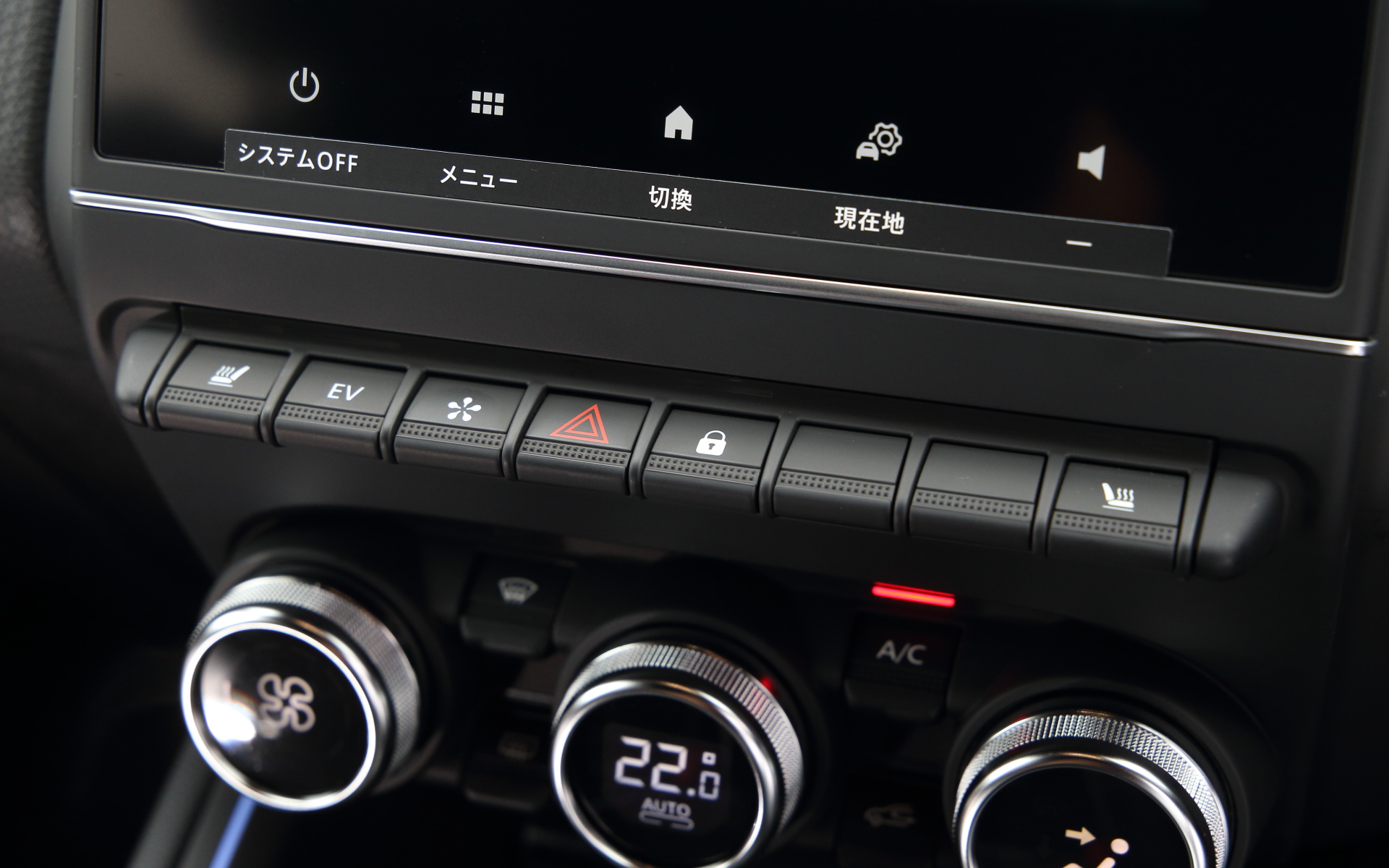 ルーテシア E-TECH HYBRIDのインテリア。レザーステアリングのスポークにはアダプティブクルーズコントロールなどの運転支援機能のスイッチを配置。7インチマルチメディア EASY LINK（スマートフォン用ミラーリング機能）や、エネルギーフローが確認できる7インチデジタルインストゥルメントパネルといった装備を搭載