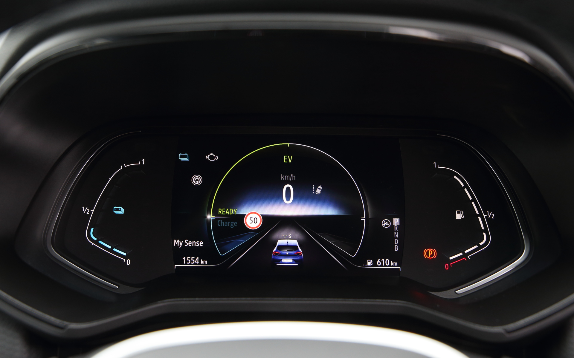 ルーテシア E-TECH HYBRIDのインテリア。レザーステアリングのスポークにはアダプティブクルーズコントロールなどの運転支援機能のスイッチを配置。7インチマルチメディア EASY LINK（スマートフォン用ミラーリング機能）や、エネルギーフローが確認できる7インチデジタルインストゥルメントパネルといった装備を搭載