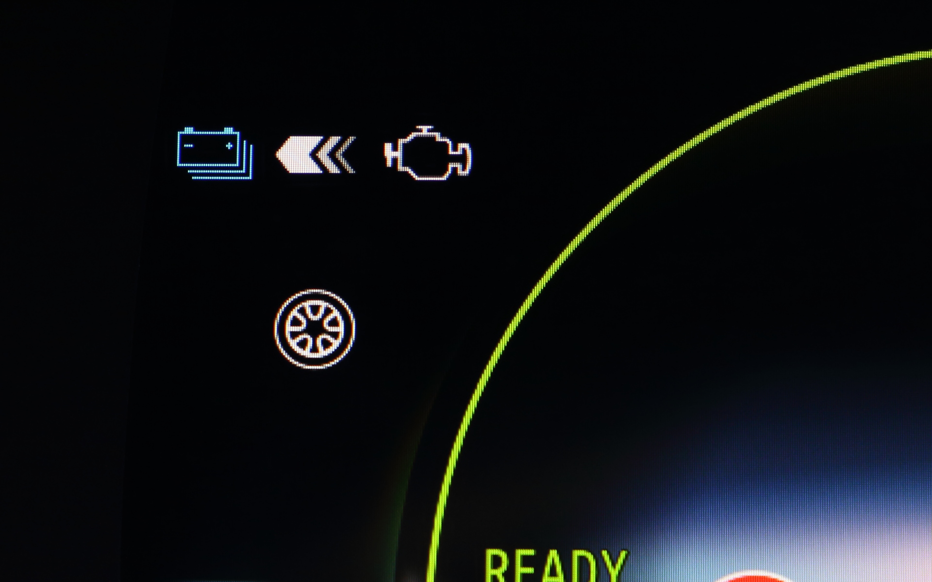 ルーテシア E-TECH HYBRIDのインテリア。レザーステアリングのスポークにはアダプティブクルーズコントロールなどの運転支援機能のスイッチを配置。7インチマルチメディア EASY LINK（スマートフォン用ミラーリング機能）や、エネルギーフローが確認できる7インチデジタルインストゥルメントパネルといった装備を搭載