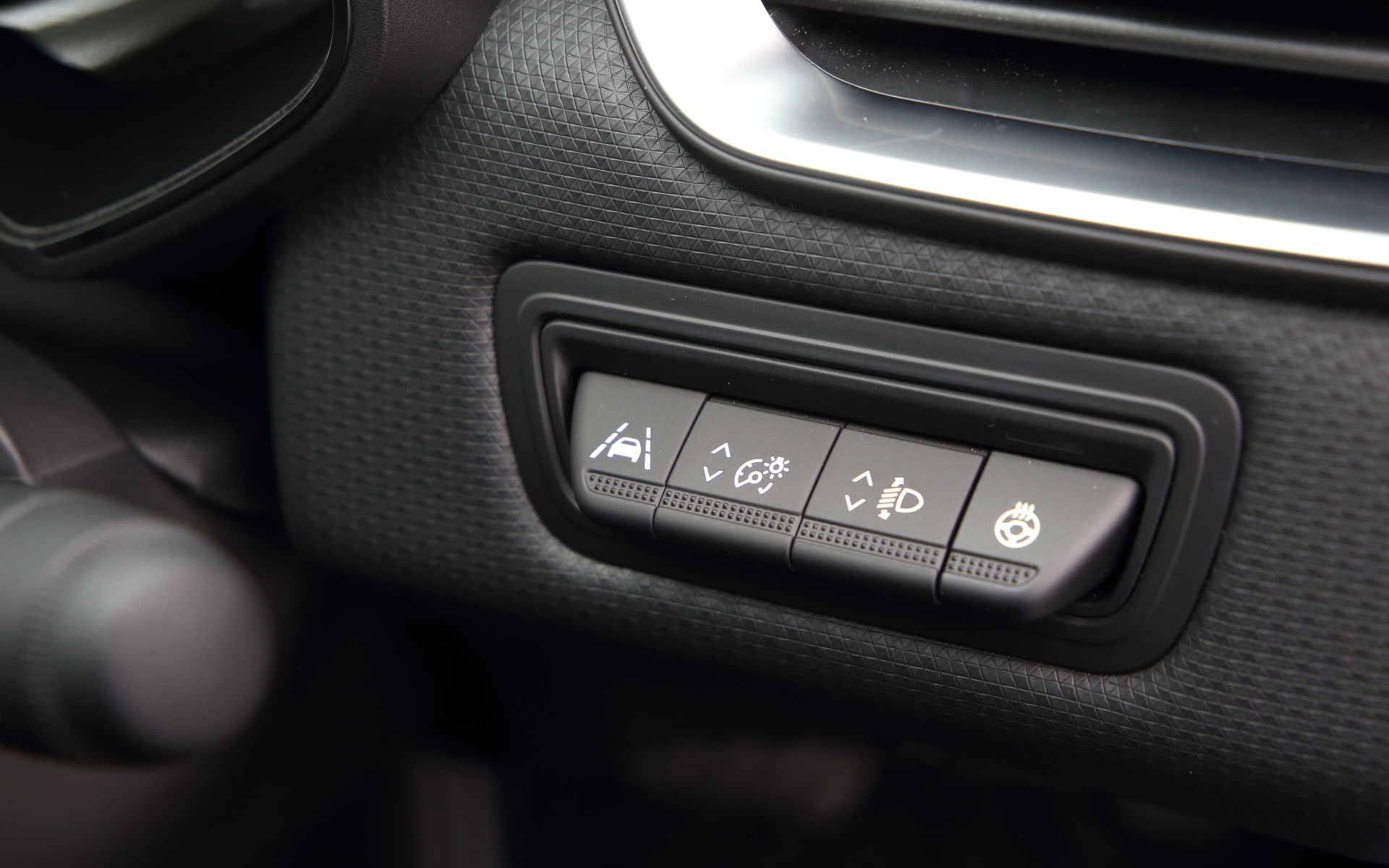 ルーテシア E-TECH HYBRIDのインテリア。レザーステアリングのスポークにはアダプティブクルーズコントロールなどの運転支援機能のスイッチを配置。7インチマルチメディア EASY LINK（スマートフォン用ミラーリング機能）や、エネルギーフローが確認できる7インチデジタルインストゥルメントパネルといった装備を搭載