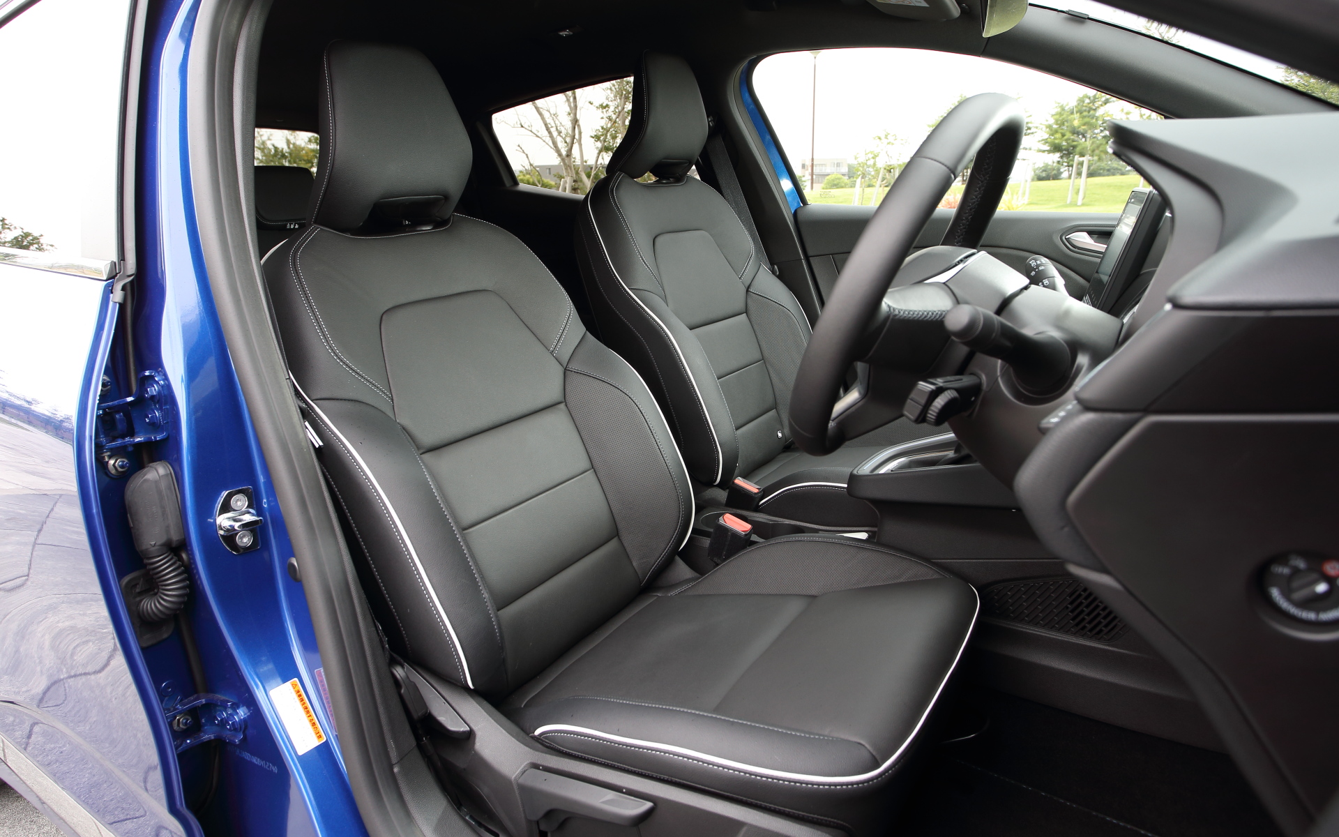 オプションのレザーパック装着車（15万円高）は、ファブリック×レザー調コンビシートからレザーシートとなる