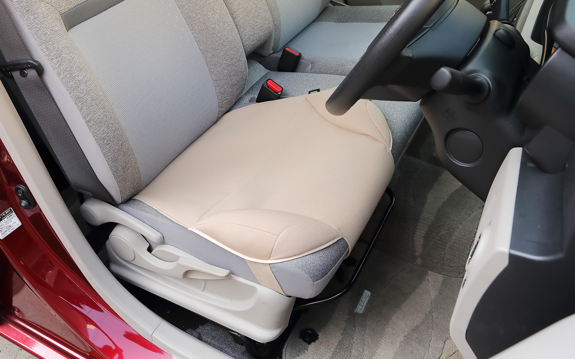 ベンチシート対応の「安心ドライブサポートクッション」が登場
