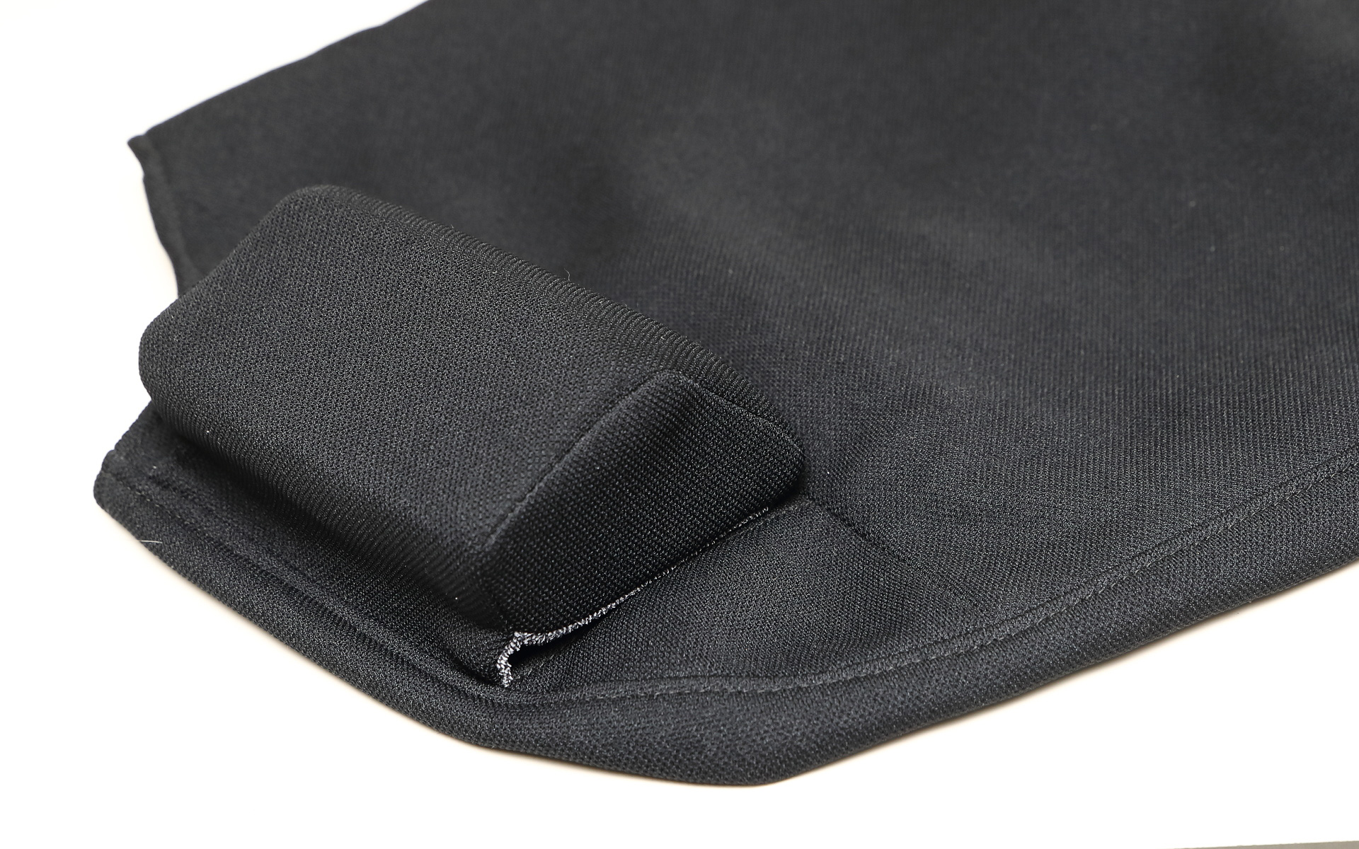 こちらは試作品のサイドサポート。試作の初期段階ではサイドサポートが固定式で存在感のあるものだったが、徐々に小型化していき、販売段階では出し入れ可能なタイプとなっている