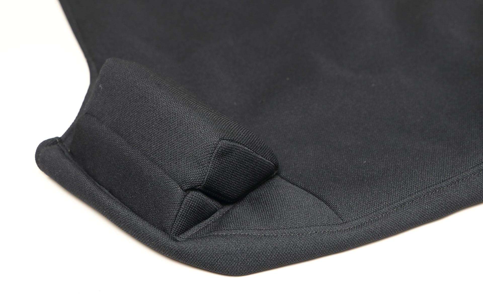 こちらは試作品のサイドサポート。試作の初期段階ではサイドサポートが固定式で存在感のあるものだったが、徐々に小型化していき、販売段階では出し入れ可能なタイプとなっている