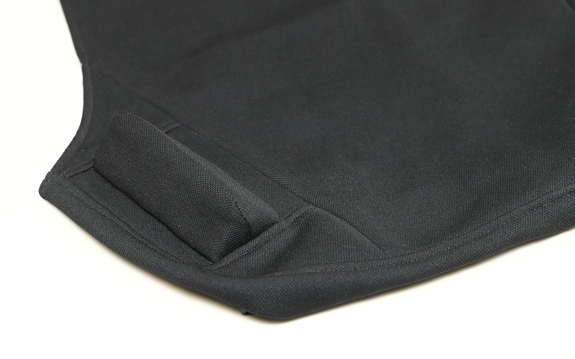 こちらは試作品のサイドサポート。試作の初期段階ではサイドサポートが固定式で存在感のあるものだったが、徐々に小型化していき、販売段階では出し入れ可能なタイプとなっている