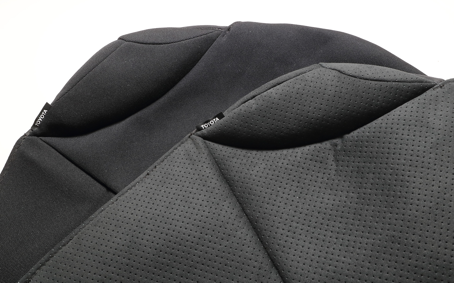 セパレートシート用の安心ドライブサポートクッション。表面素材にスウェード調を用いた「Luxury」（右）とニットを用いた「Basic」（左）を設定